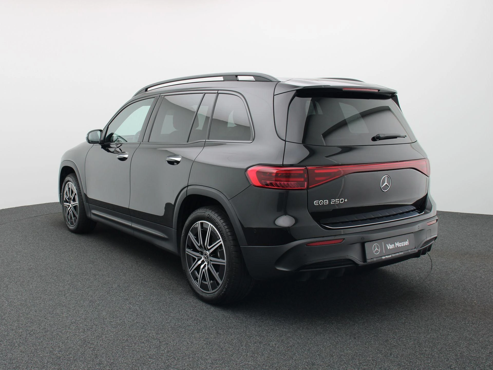Mercedes-Benz EQB 250+ AMG Line + LEDER + PANO + BURMESTER + CARPLAY + HEAD UP +
