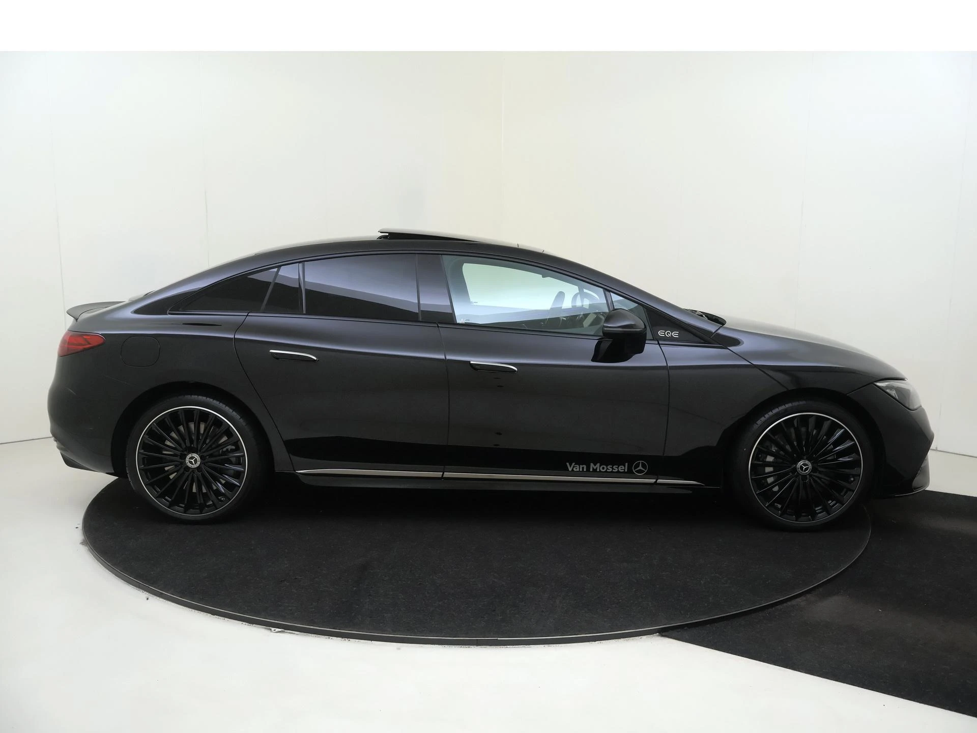 Mercedes-Benz-EQE-image-8