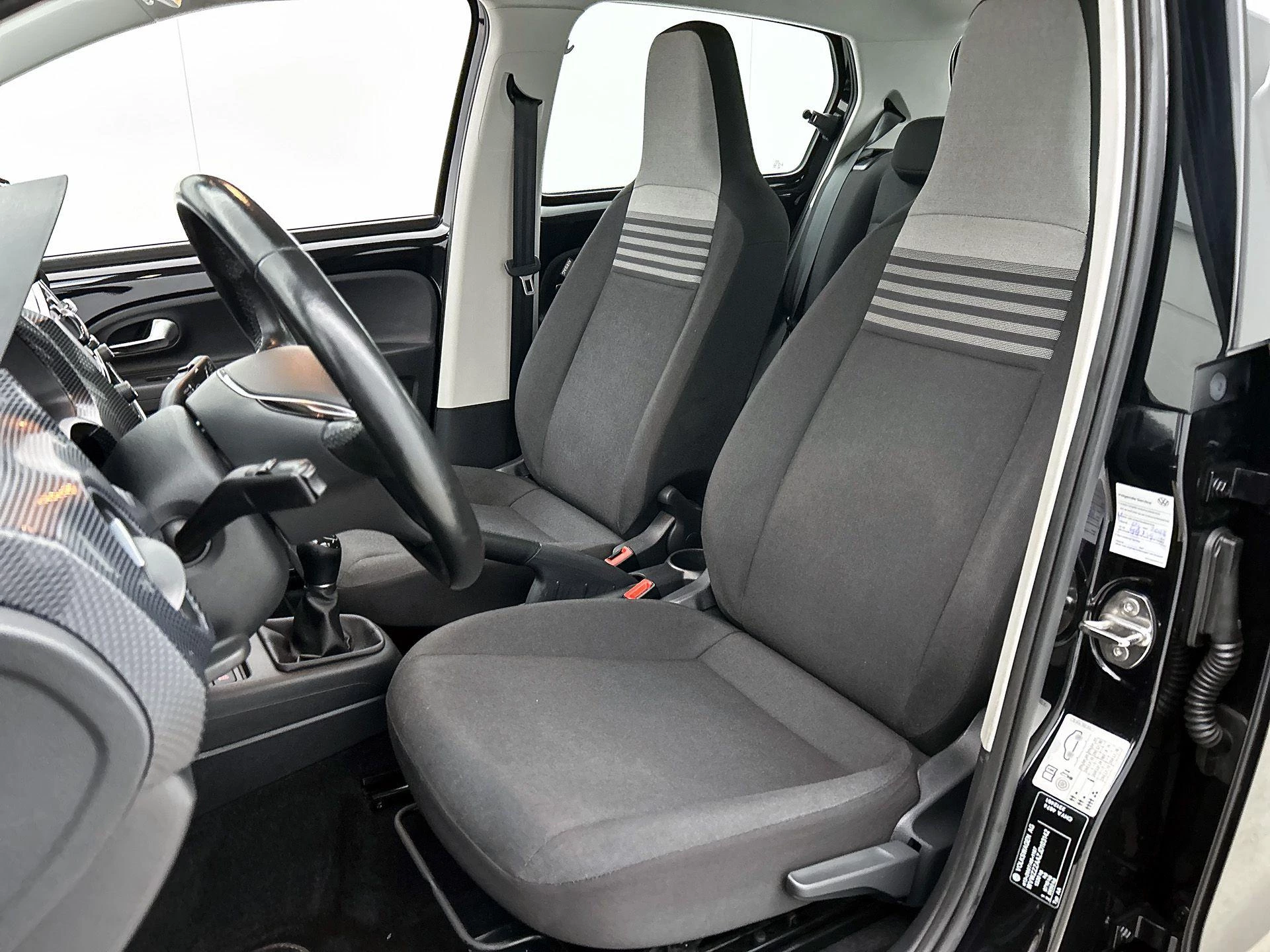 Volkswagen-up!-image-29