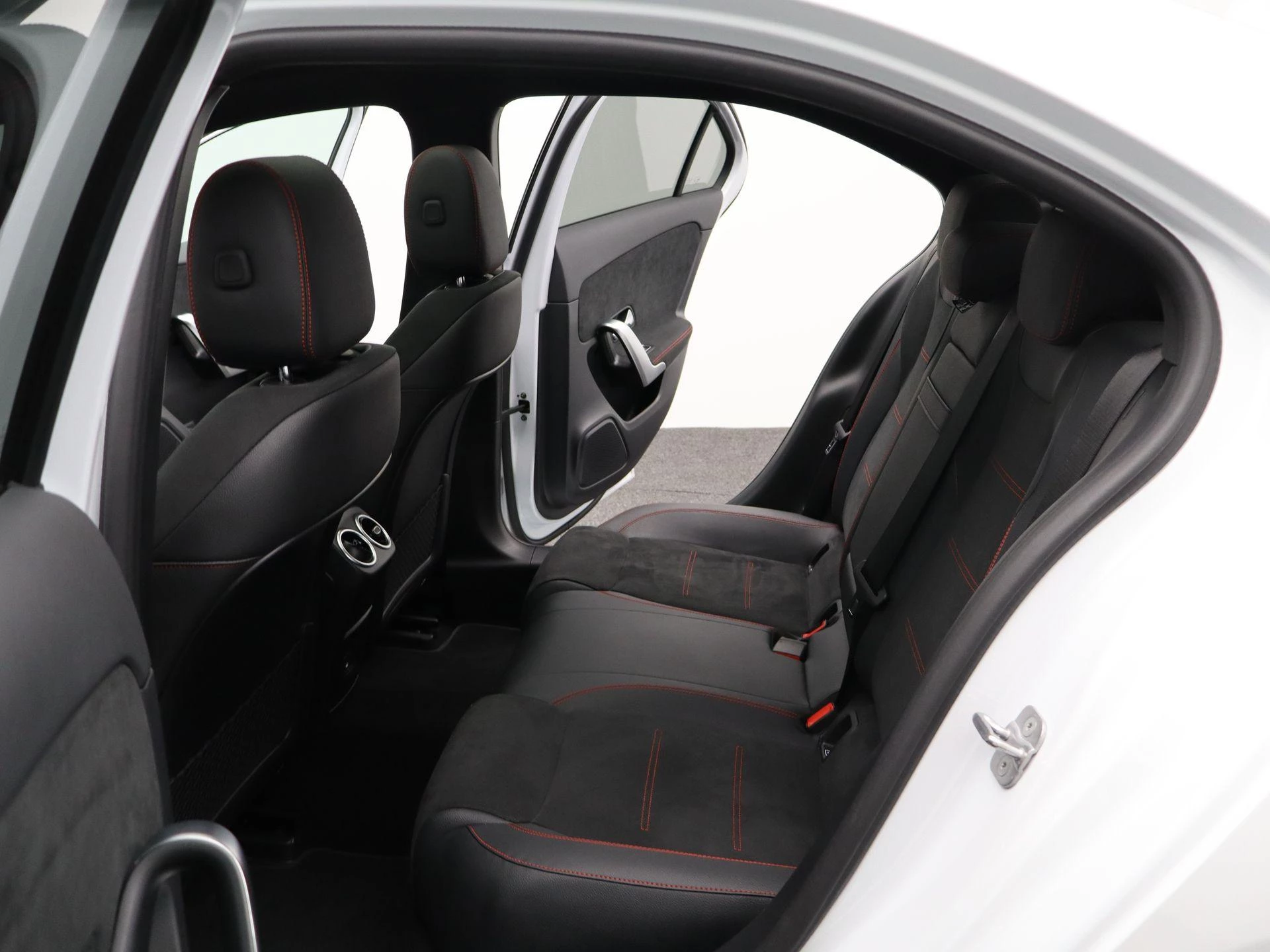 Mercedes-Benz-A-Klasse-image-11