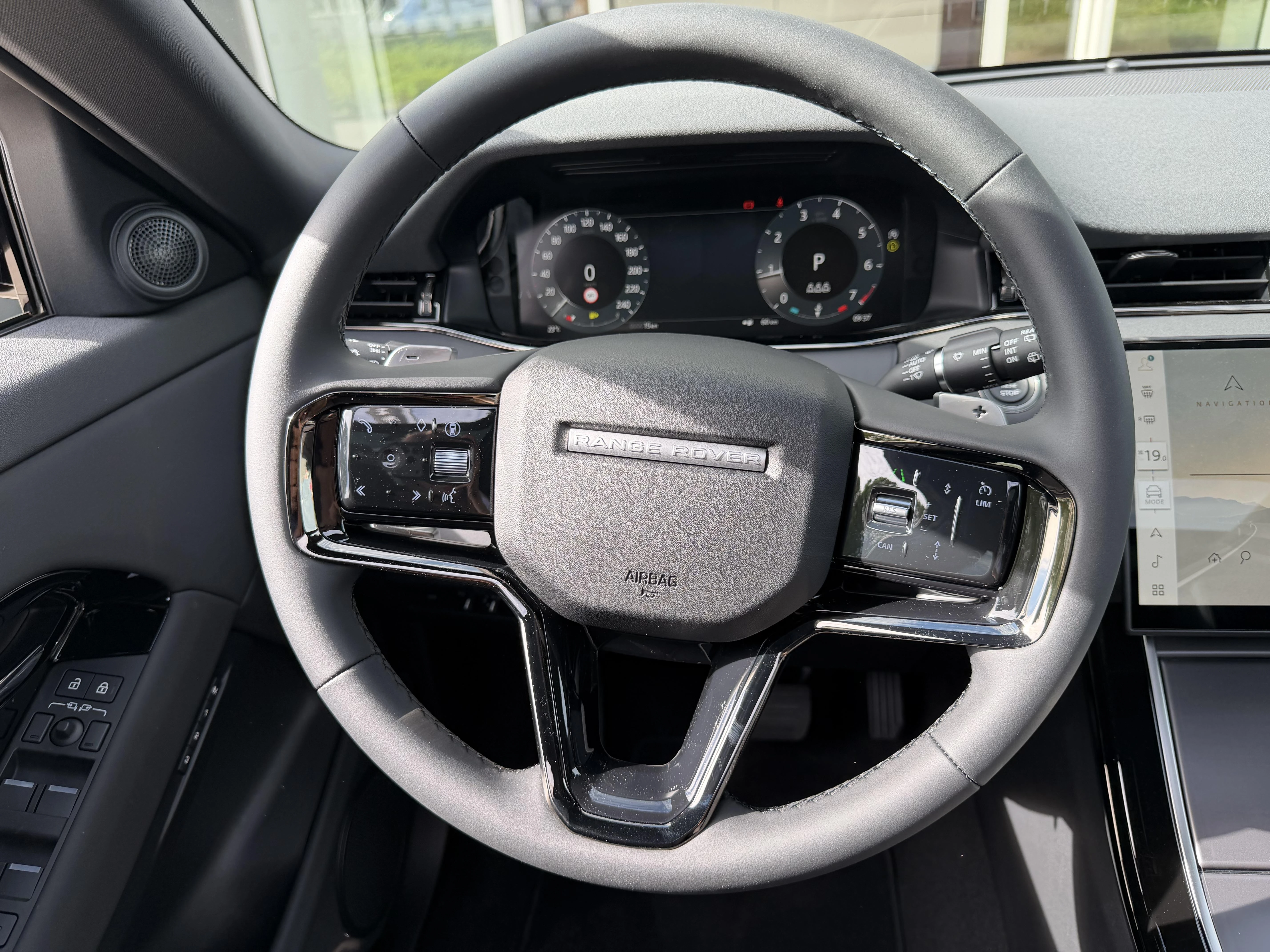 Land Rover-Range Rover Evoque-image-10