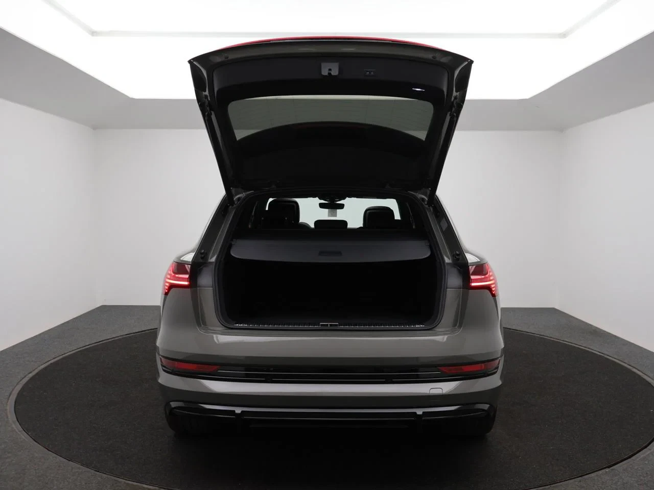 Audi e-tron Audi e-tron Competition 55 QUATTRO 408PK *AUTOMAAT*PANODAK*3X-S LINE*LEDER*ALCANTARA*B&O*360° CAMERA*...*