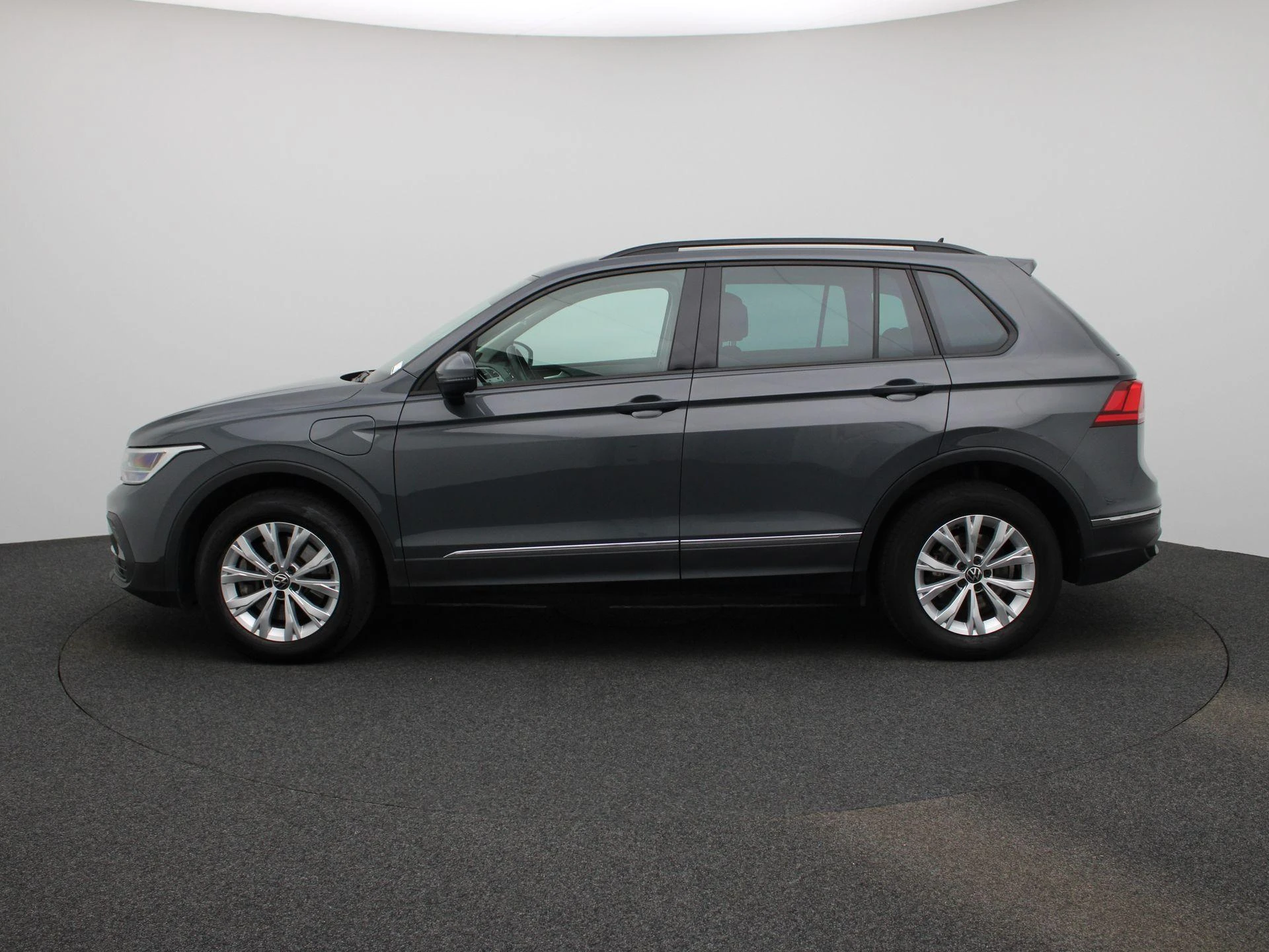Volkswagen-Tiguan-image-4