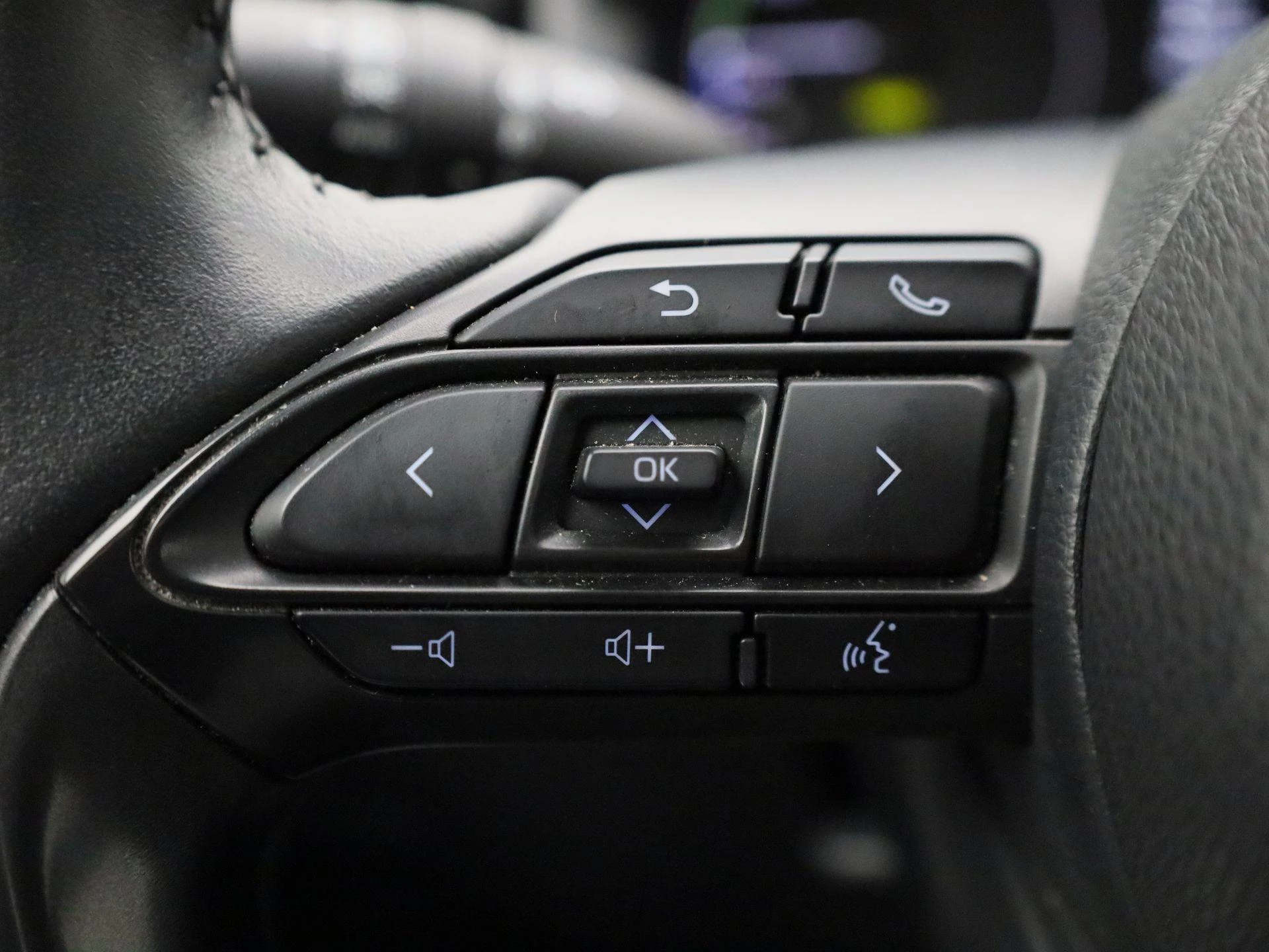 Mazda-2 Hybrid-image-17