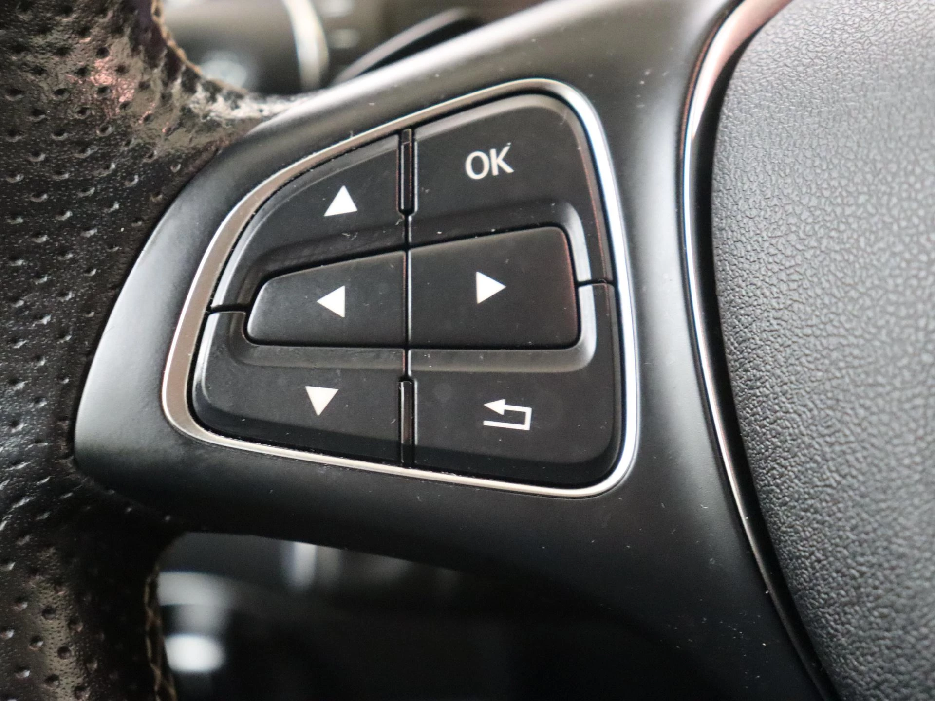 Mercedes-Benz-CLA-image-15