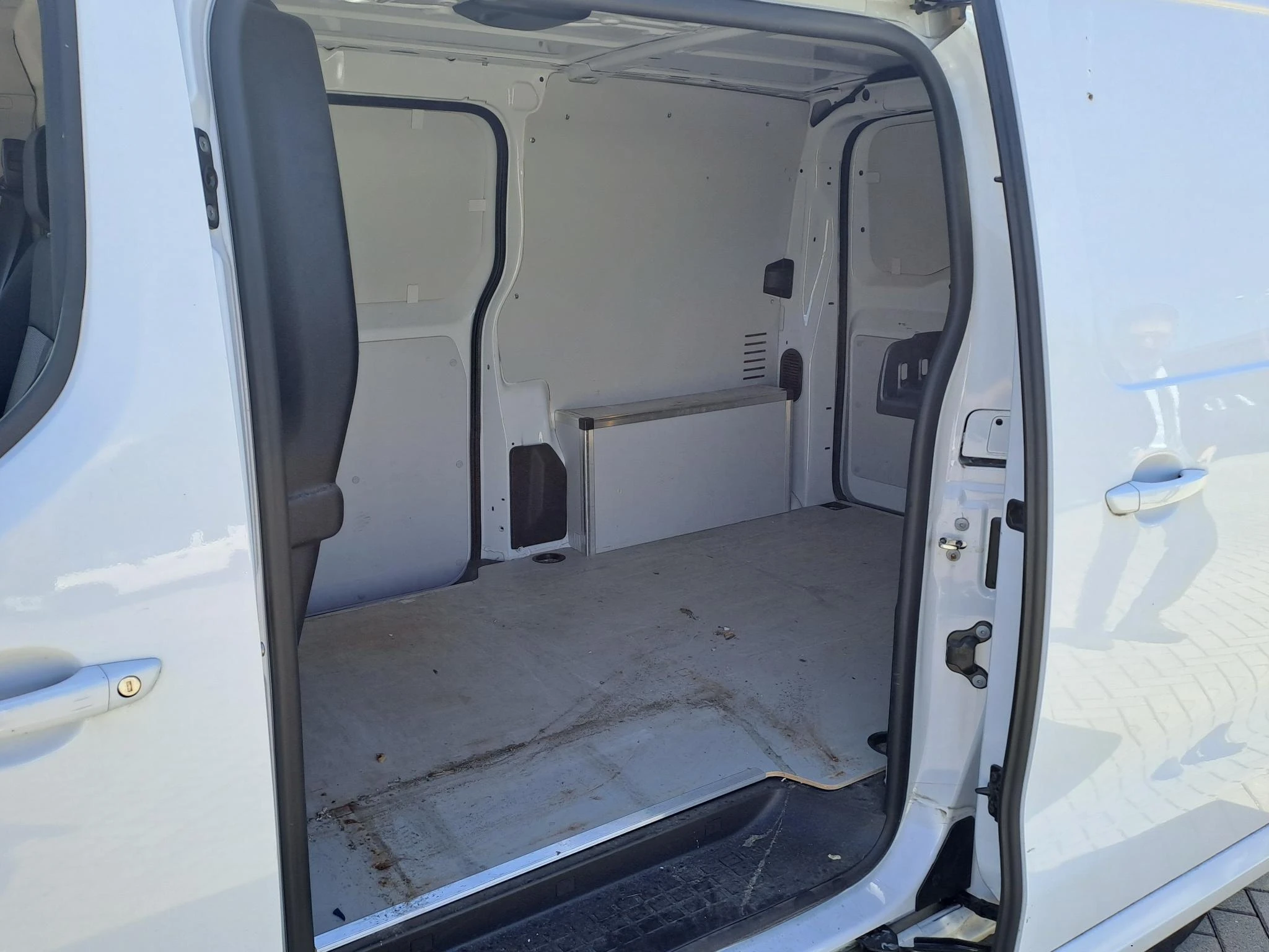 Peugeot-e-Expert-image-2
