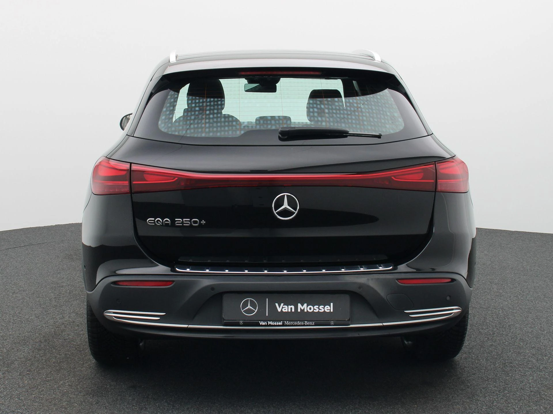 Mercedes-Benz-EQA-image-4