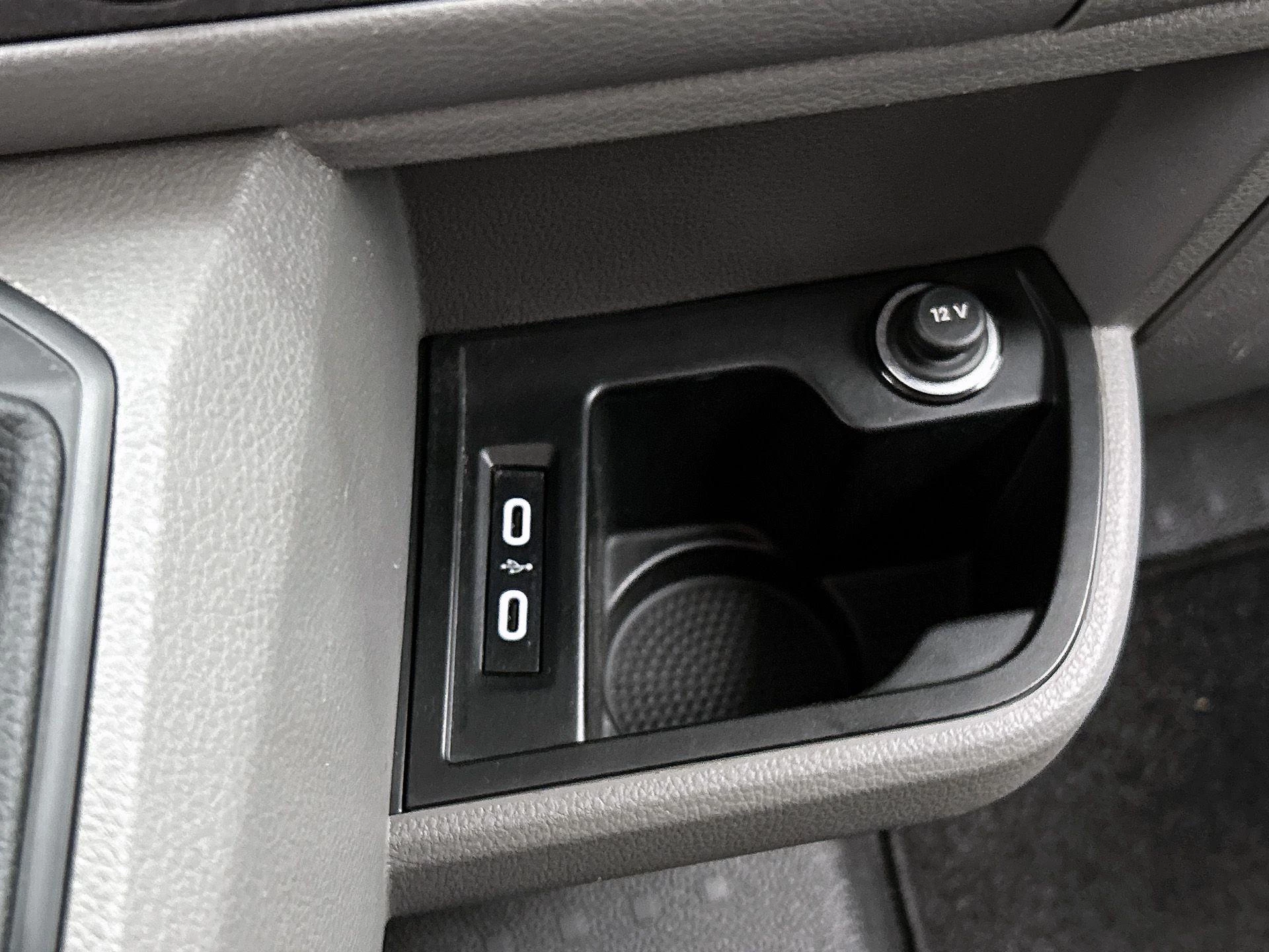 Volkswagen-Transporter-image-31