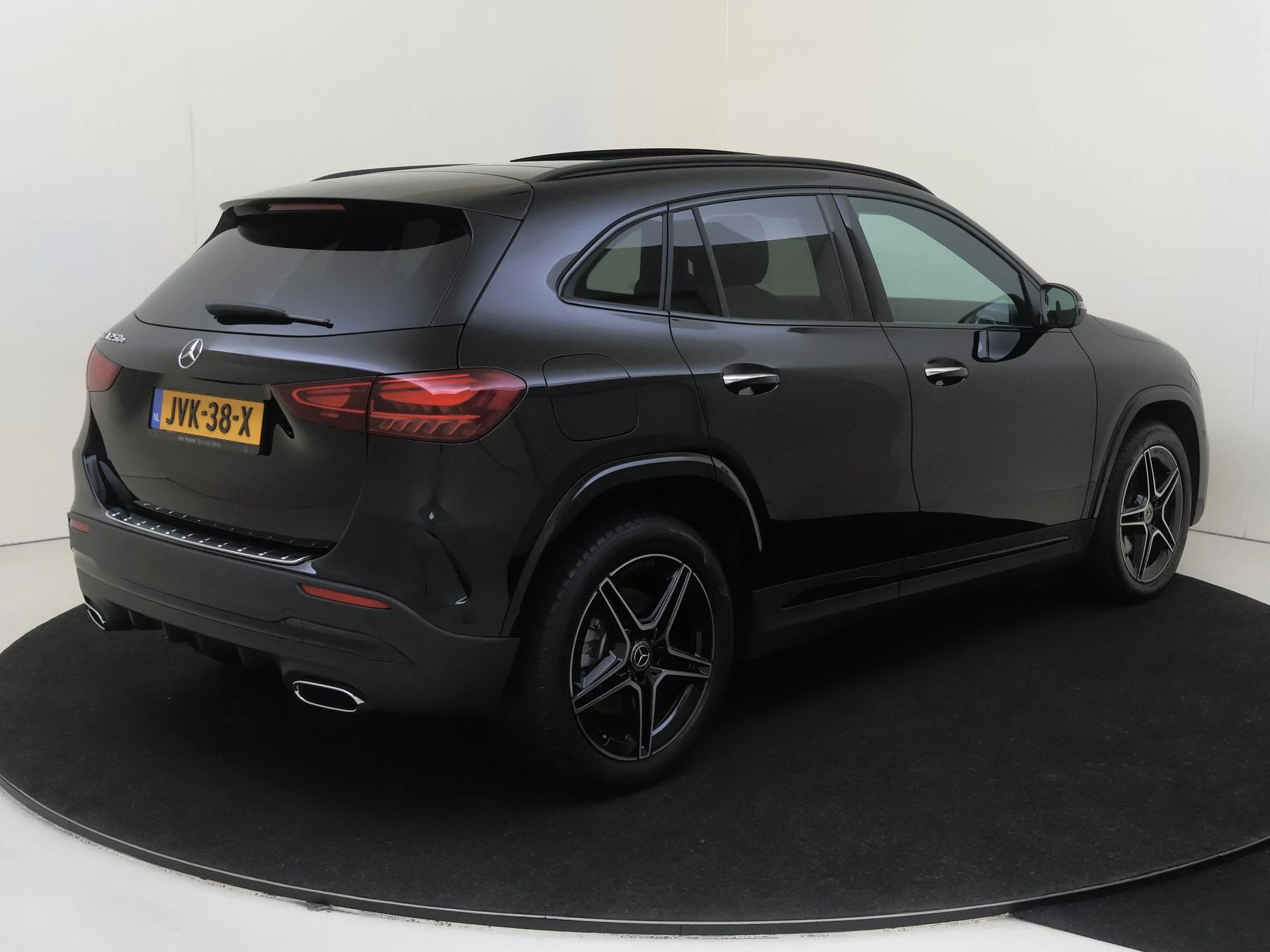 Mercedes-Benz-GLA-image-1