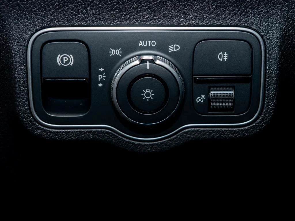 Mercedes-Benz-GLB 200 d-image-13