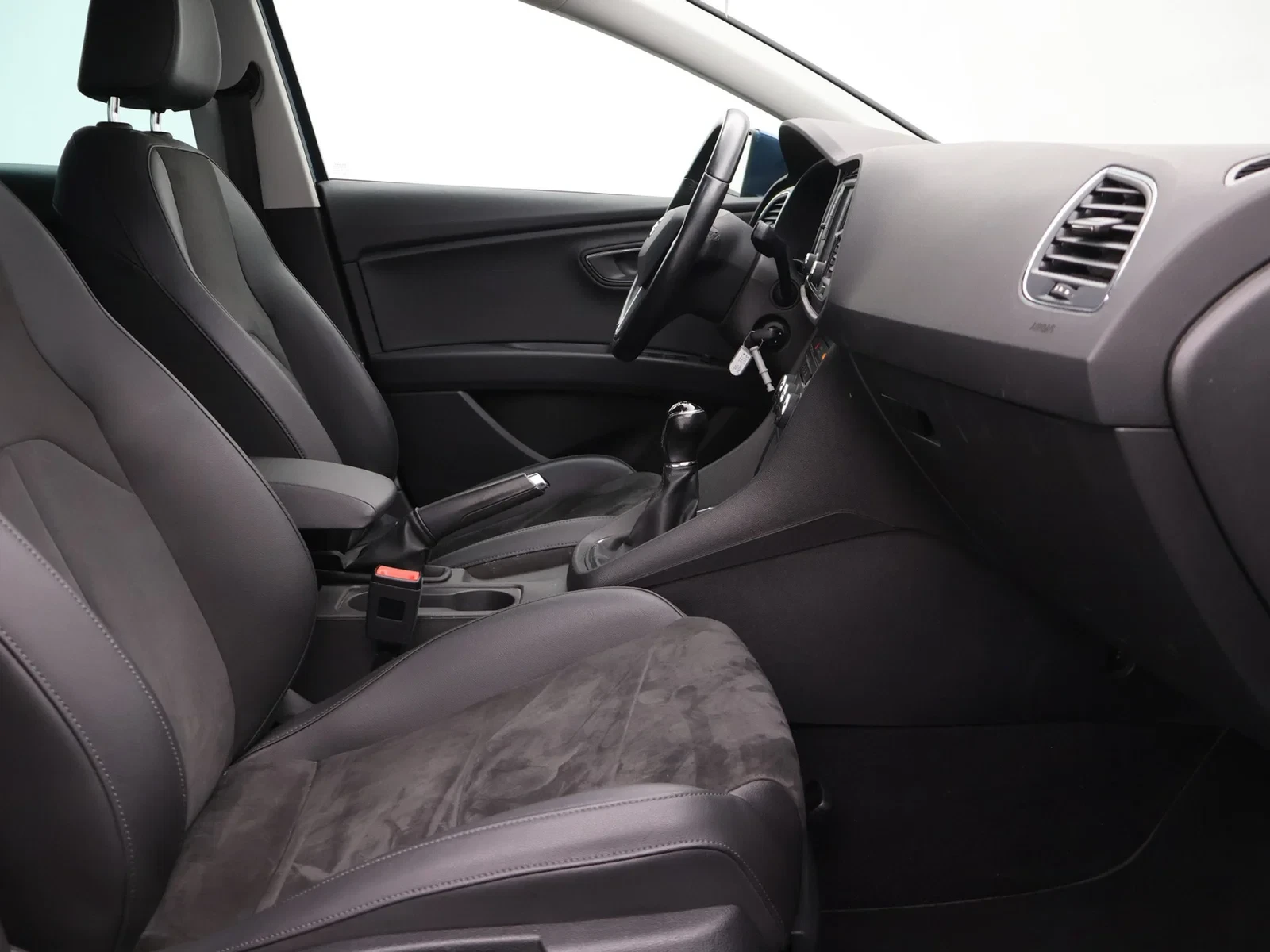 SEAT Leon Leon TSI 110PK *LEDER*ALCANTARA*CRUISE*NAVI*PDC*DAB RADIO*BLTH*...*