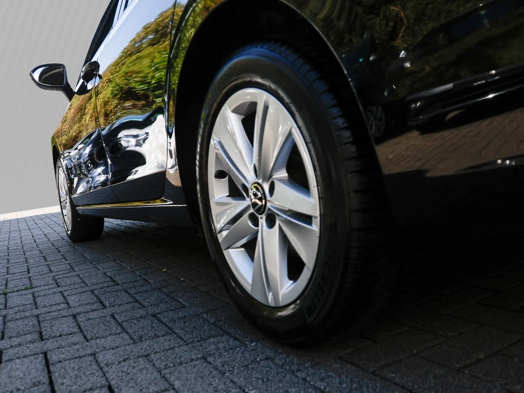 Volkswagen-Golf-image-4