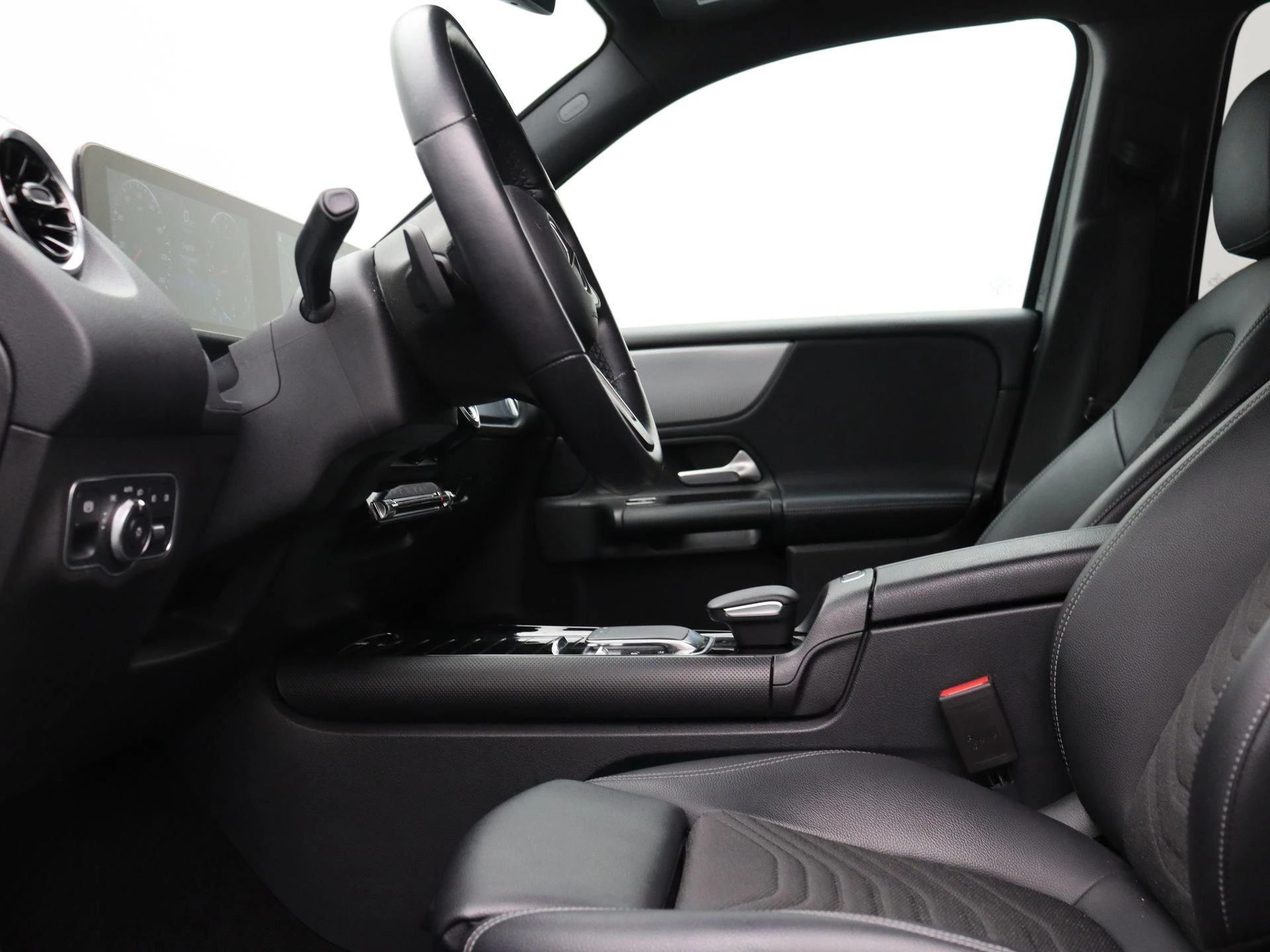 Mercedes-Benz GLB 200 Business Solution + CARPLAY + LED + CAMERA +