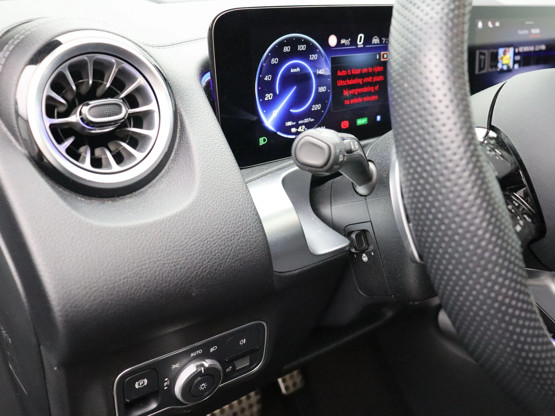 Mercedes-Benz EQB 250+ AMG Line + LEDER + PANO + BURMESTER + CARPLAY + HEAD UP +
