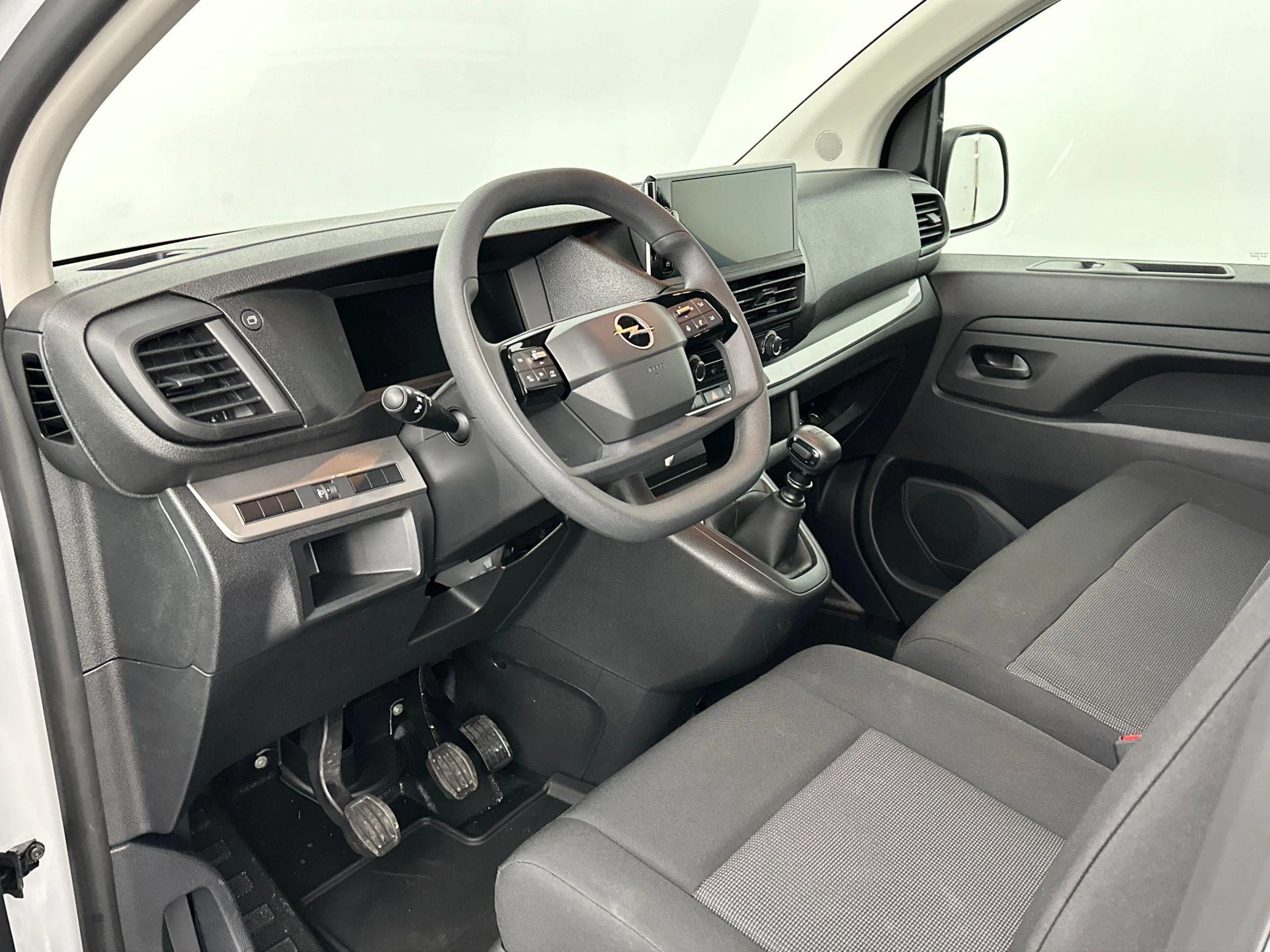 Opel-Vivaro-image-24