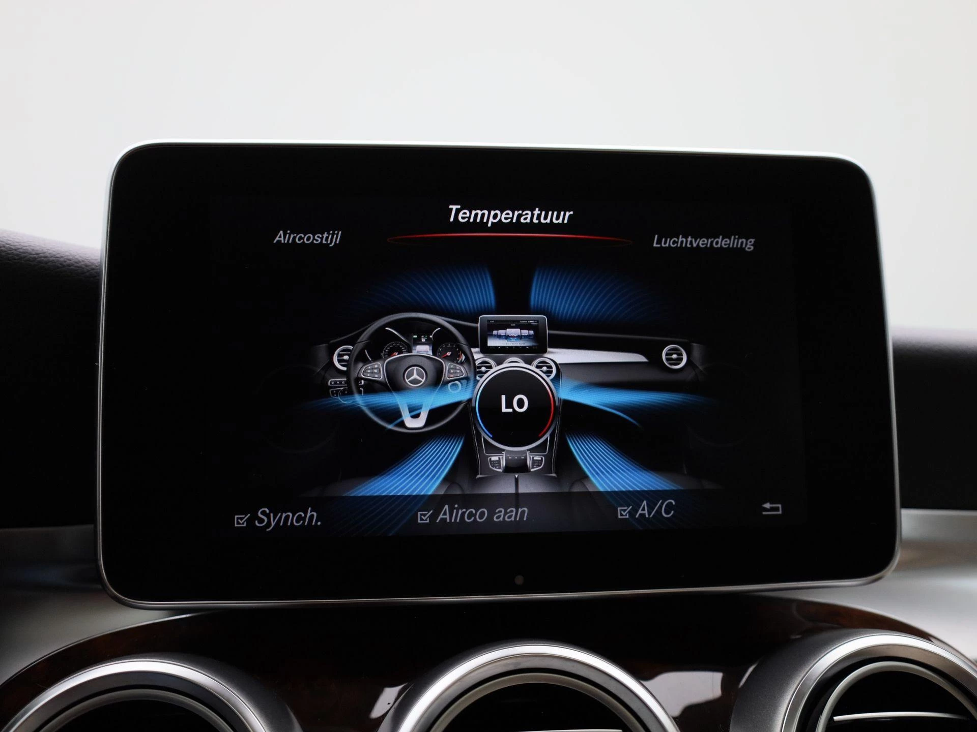 Mercedes-Benz-GLC-image-17
