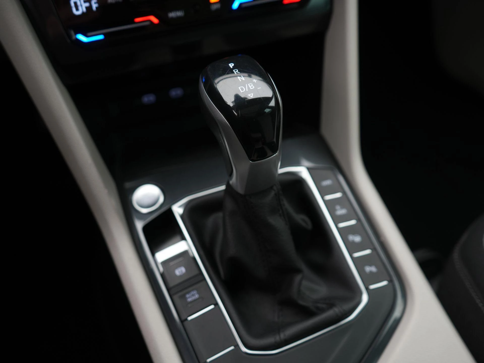 Volkswagen-Tiguan-image-26