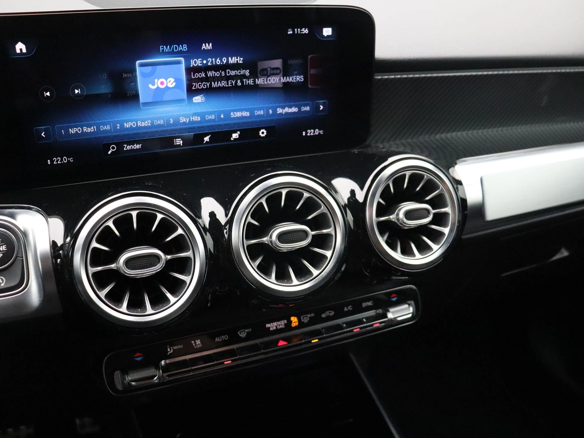 Mercedes-Benz GLB 180 AMG Line + PANORAMISCH DAK + MULTIBEAM LED + CARPLAY +