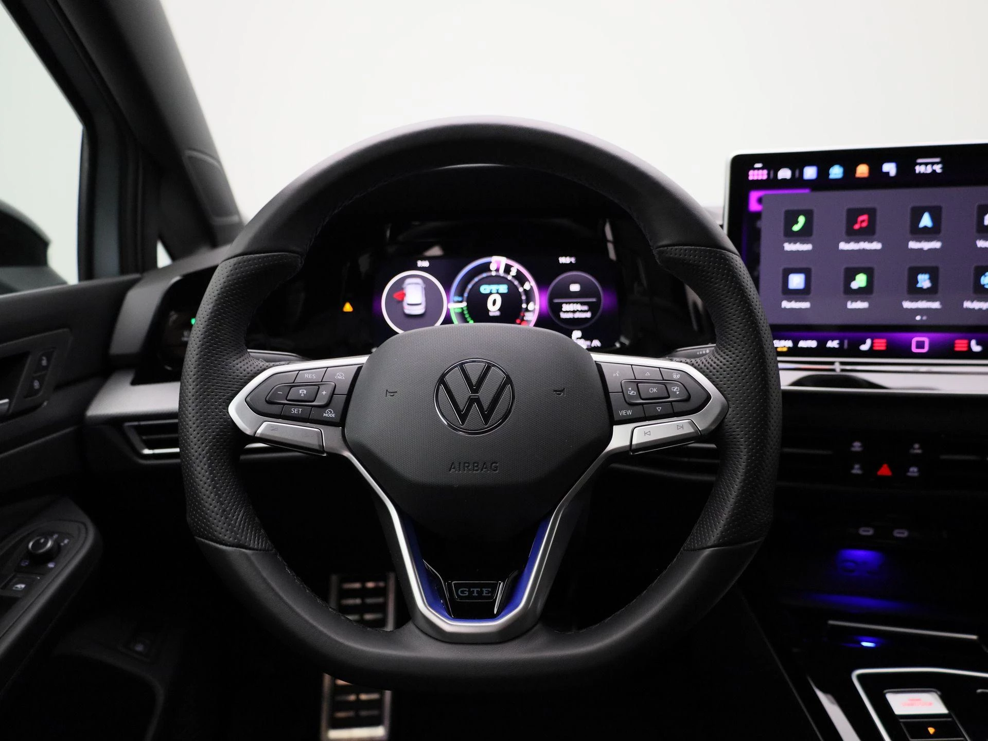 Volkswagen-Golf-image-6