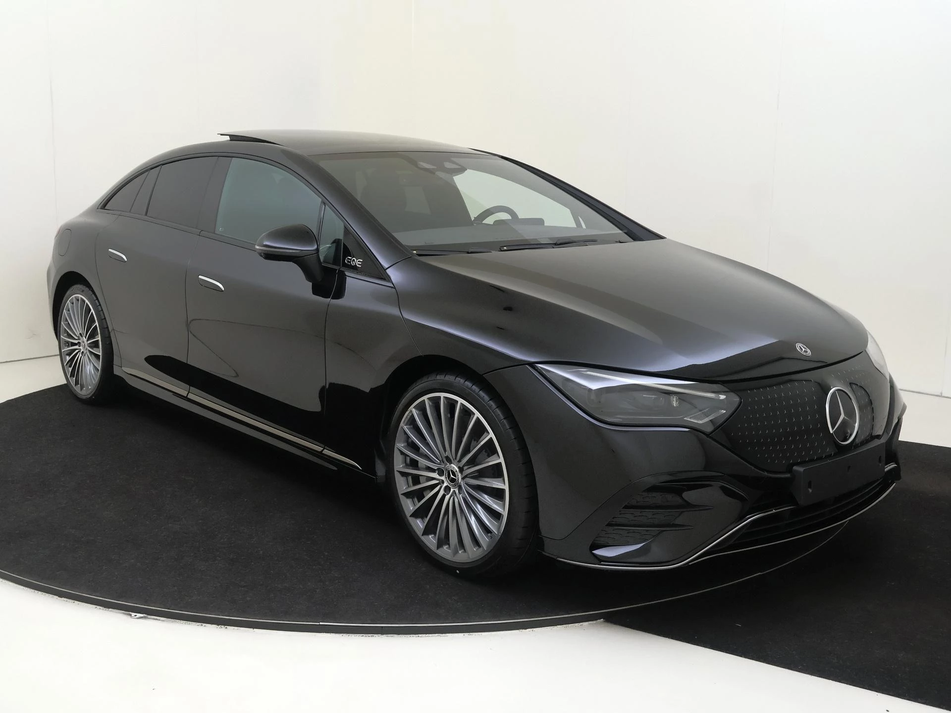 Mercedes-Benz-EQE-image-1