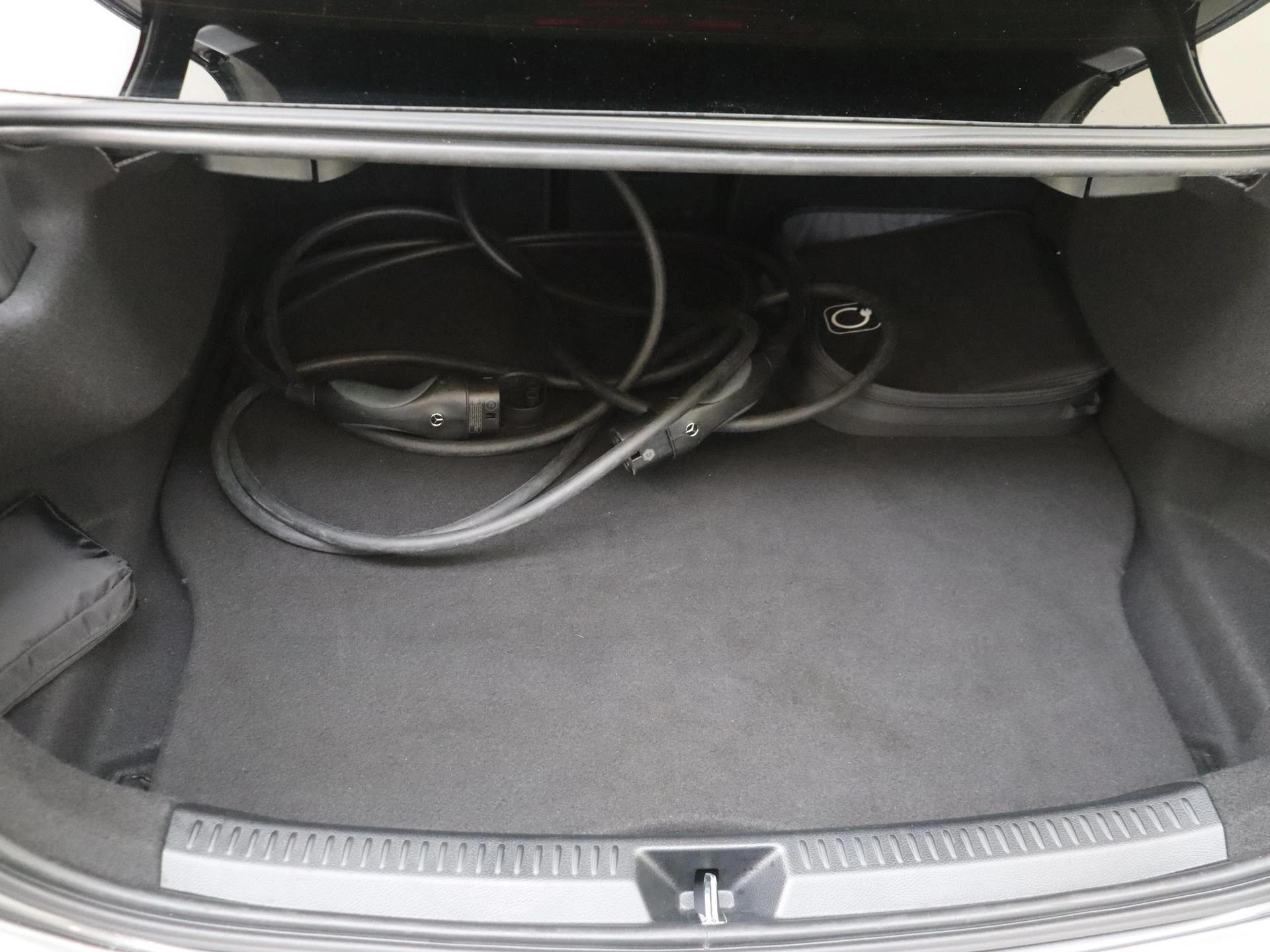 Mercedes-Benz A-Klasse 250 e Business Solution AMG