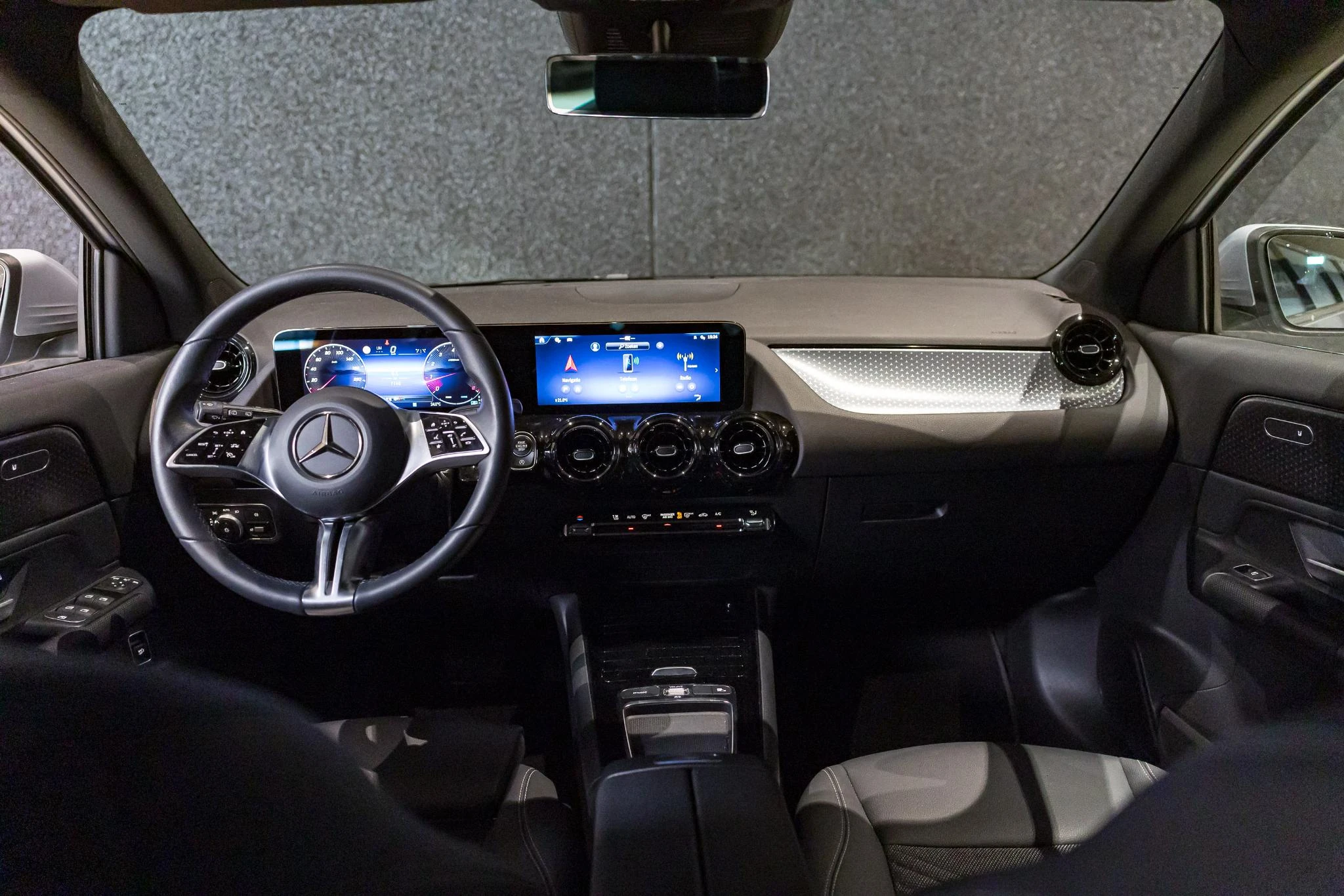 Mercedes-Benz-GLA-image-14