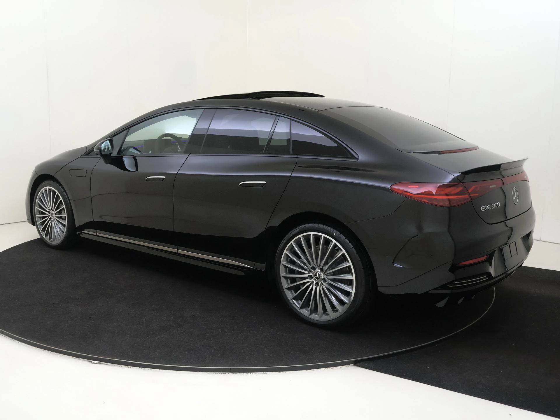 Mercedes-Benz-EQE-image-2