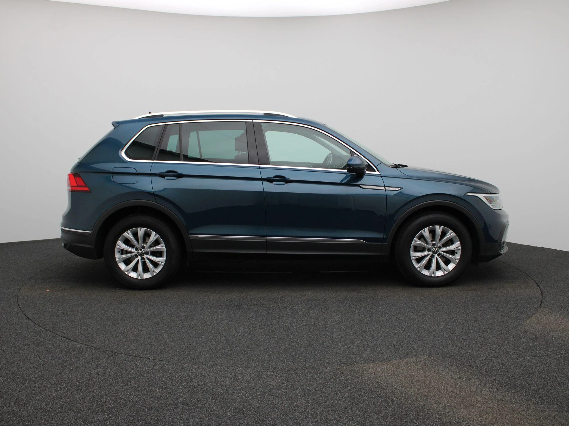 Volkswagen-Tiguan-image-5