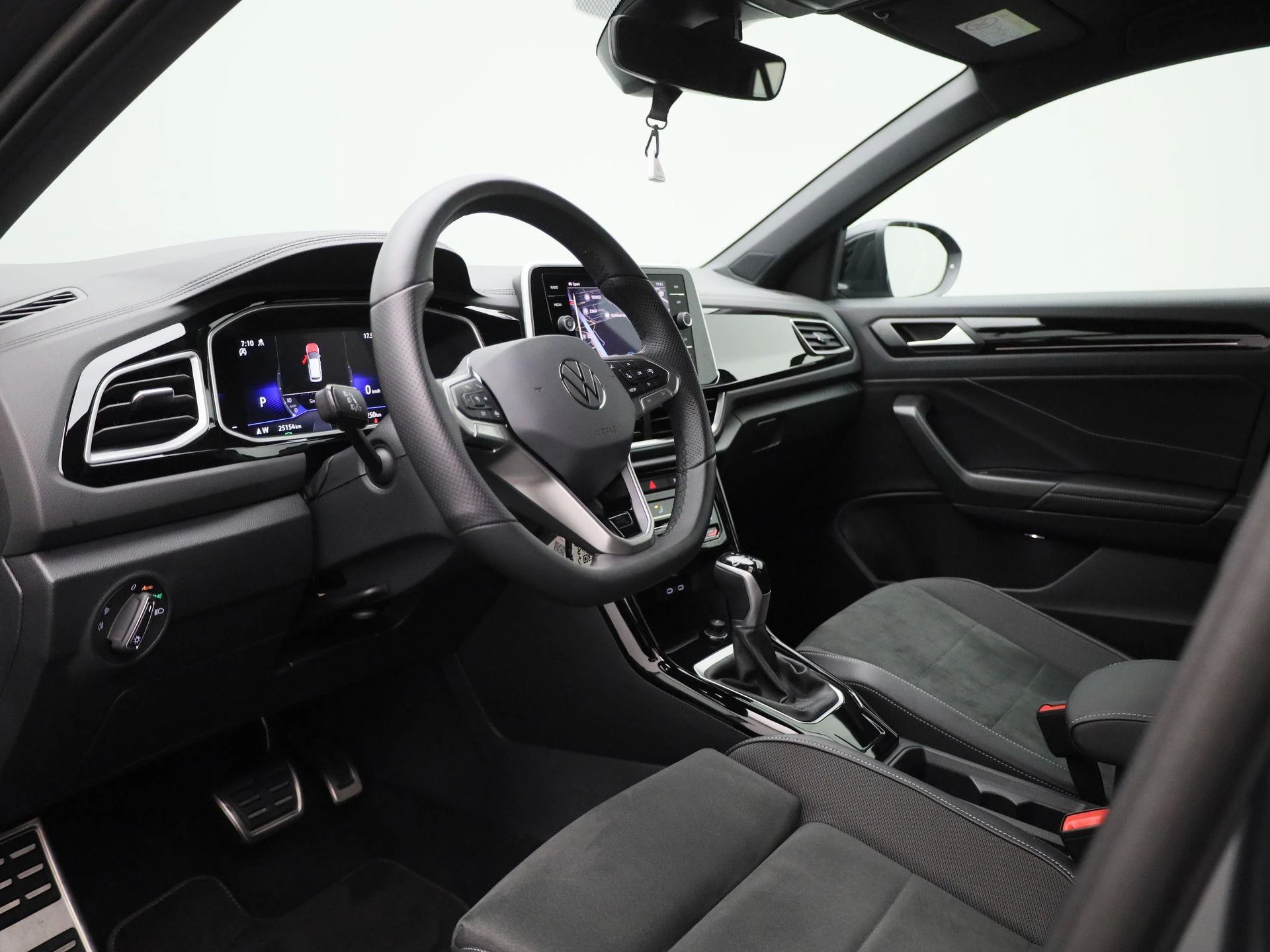 Volkswagen-T-Roc-image-29