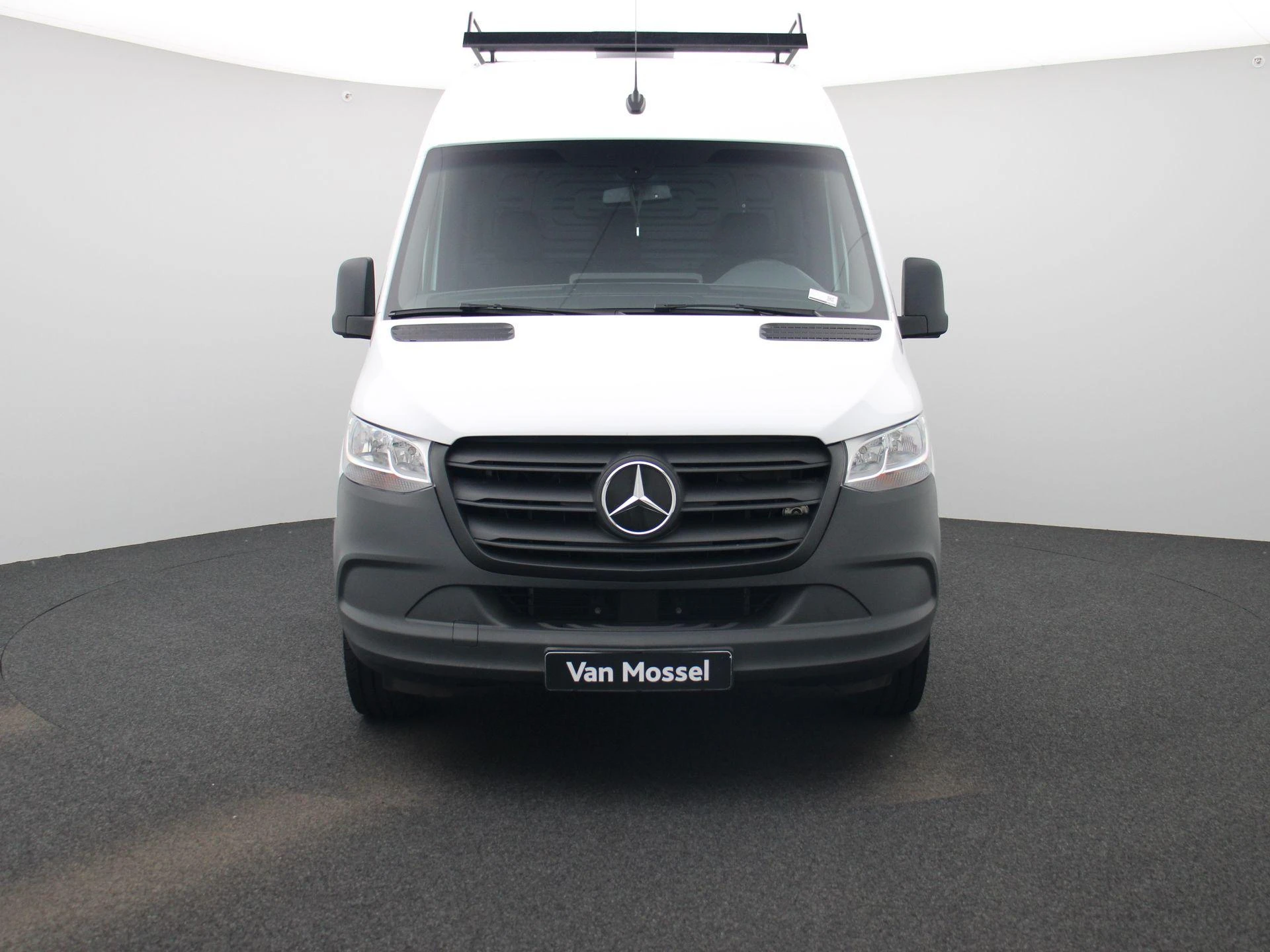 Mercedes-Benz-Sprinter-image-2