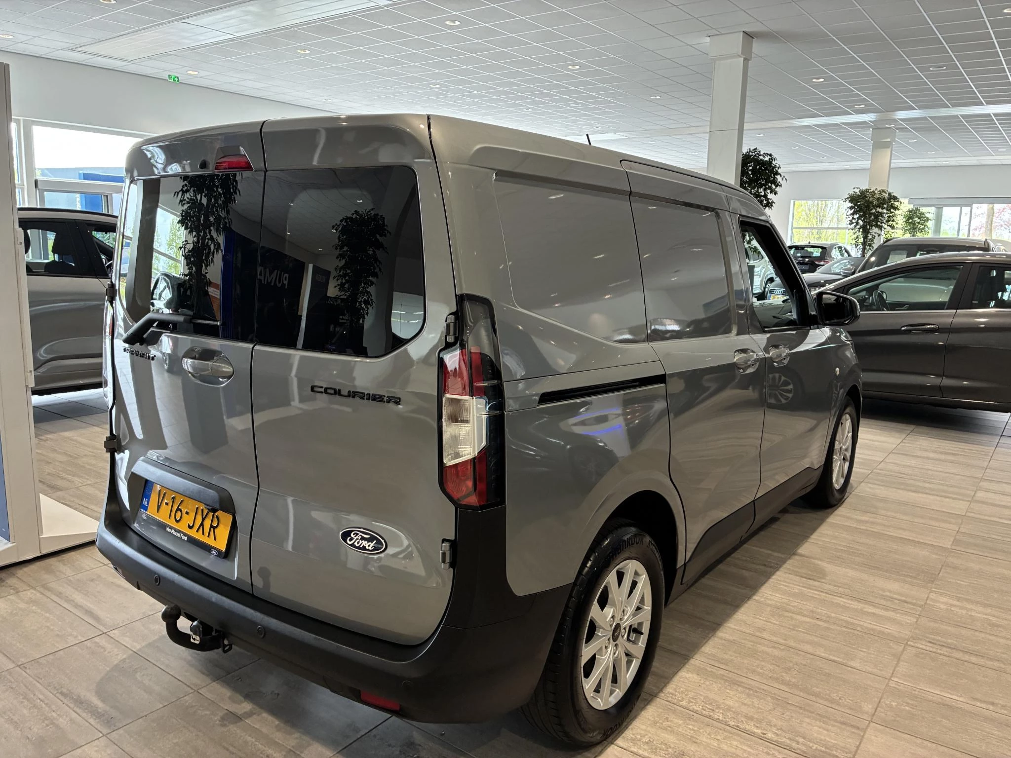 Ford-Transit Courier-image-4