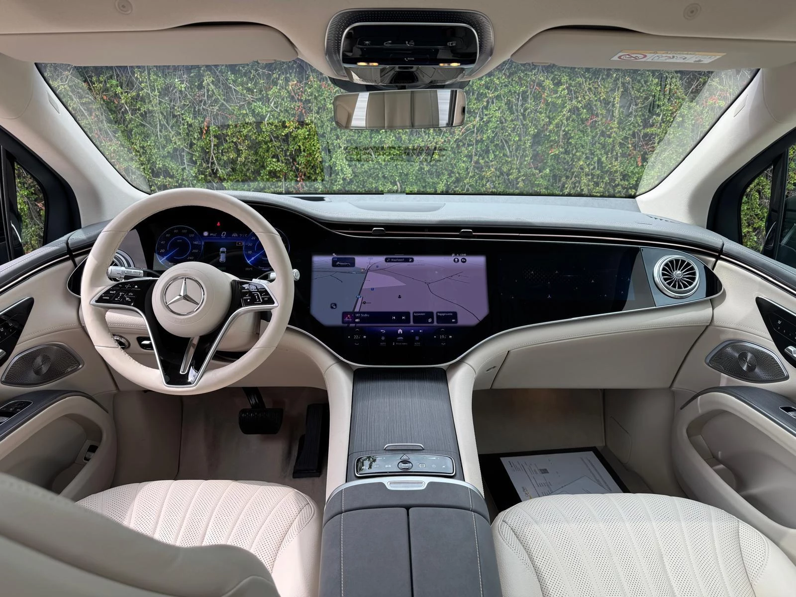Mercedes-Benz-EQS-image-12