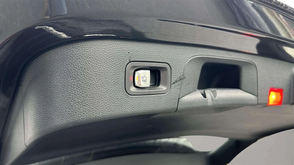 Mercedes-Benz-EQC-image-30