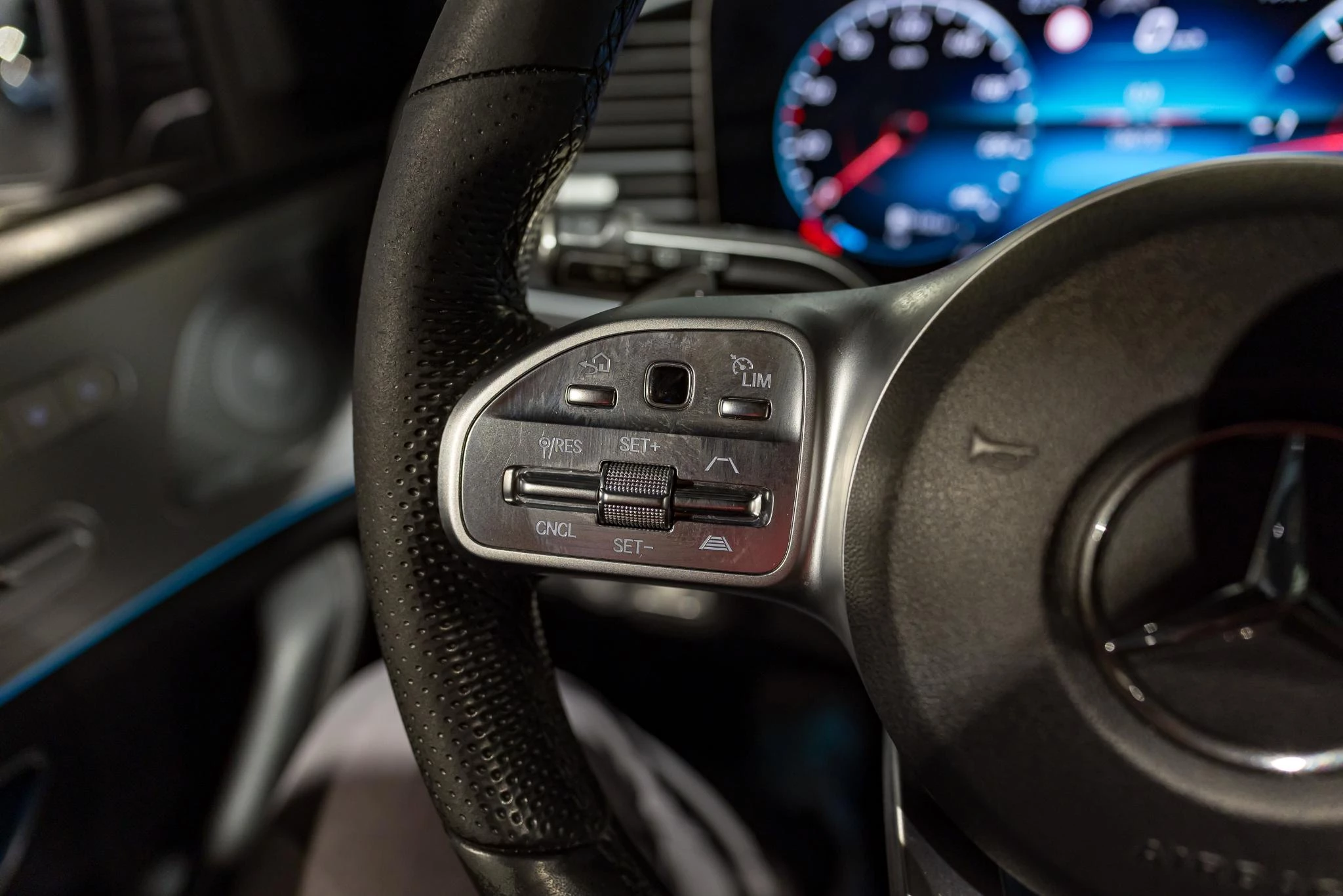 Mercedes-Benz-GLS-image-38