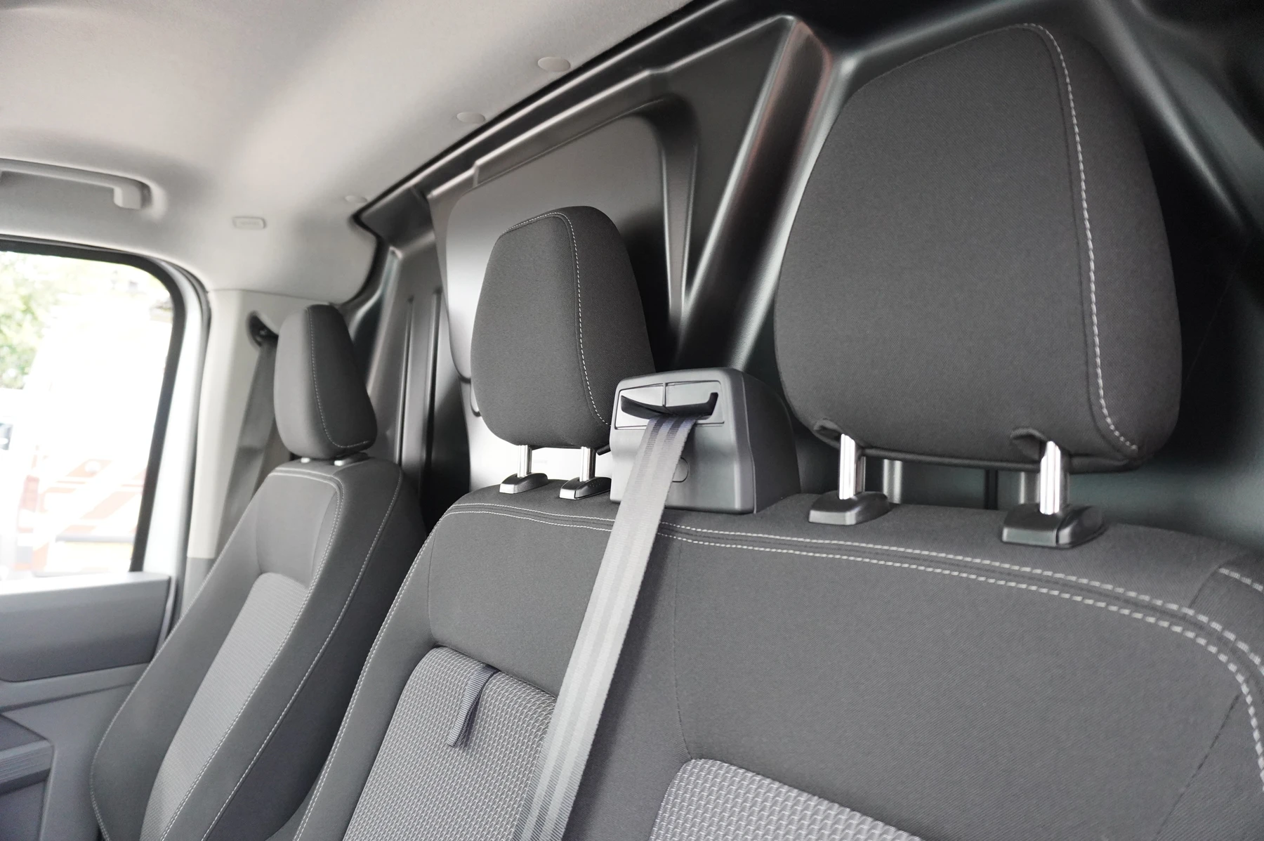 Volkswagen-Transporter-image-9