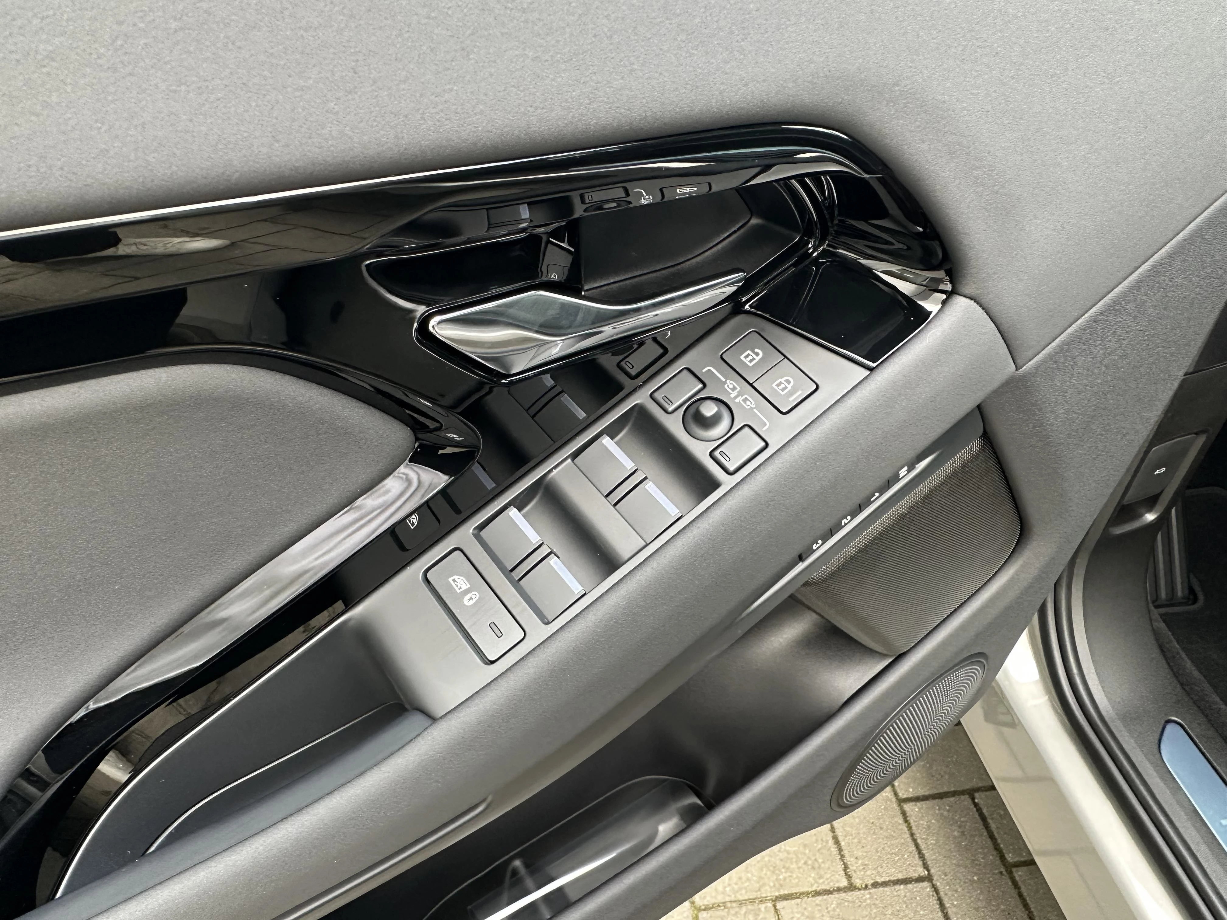 Land Rover-Range Rover Evoque-image-27