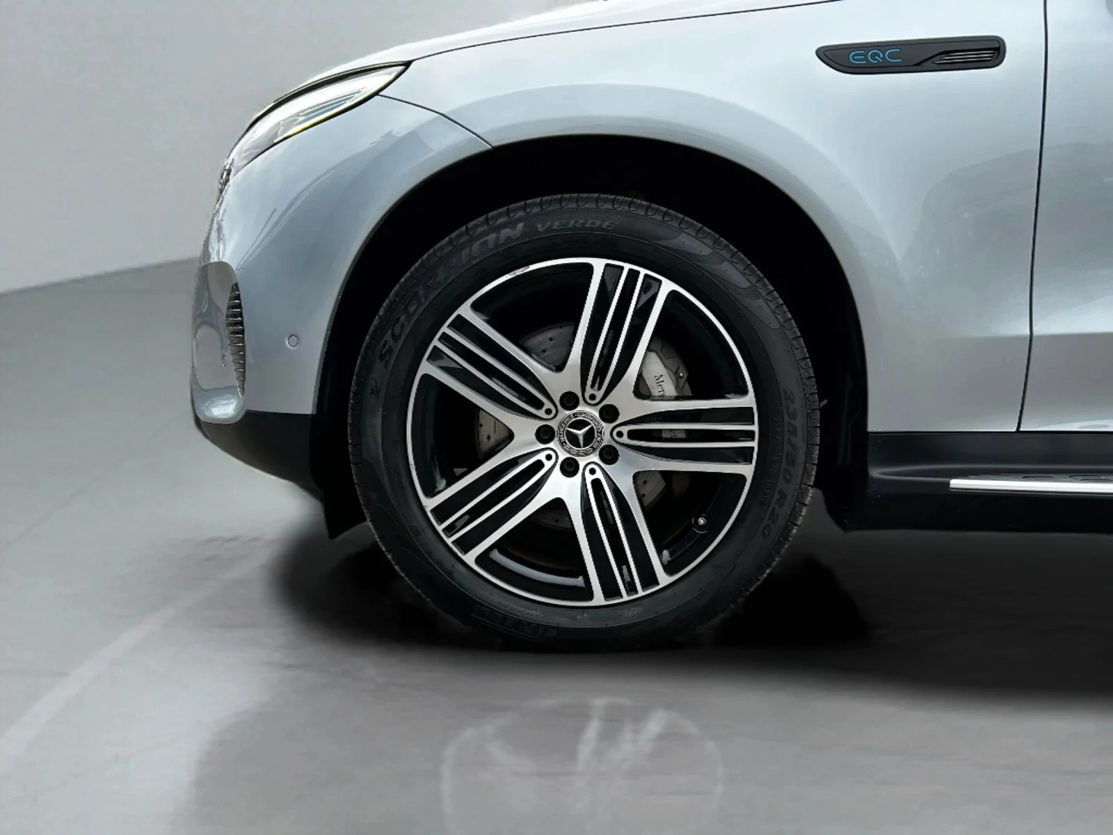 Mercedes-Benz-EQC-image-8
