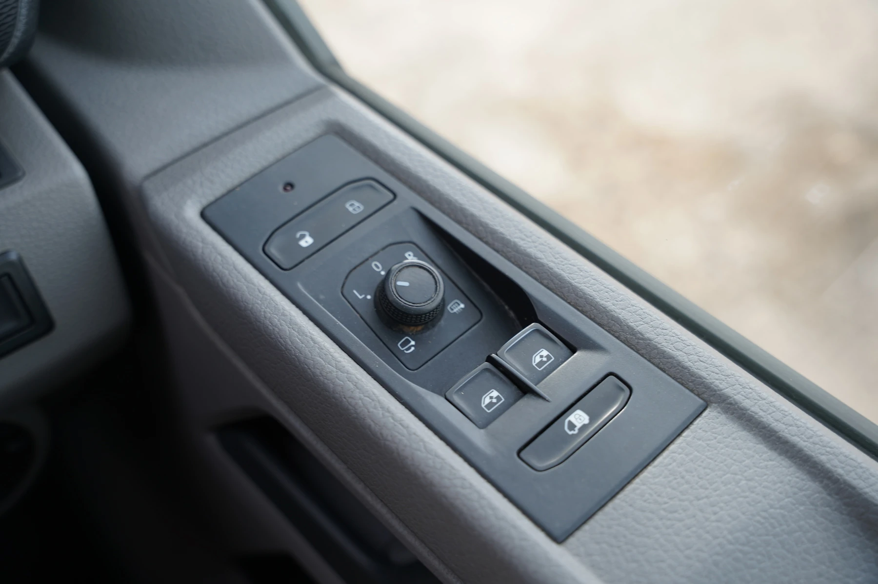 Volkswagen-Transporter-image-16