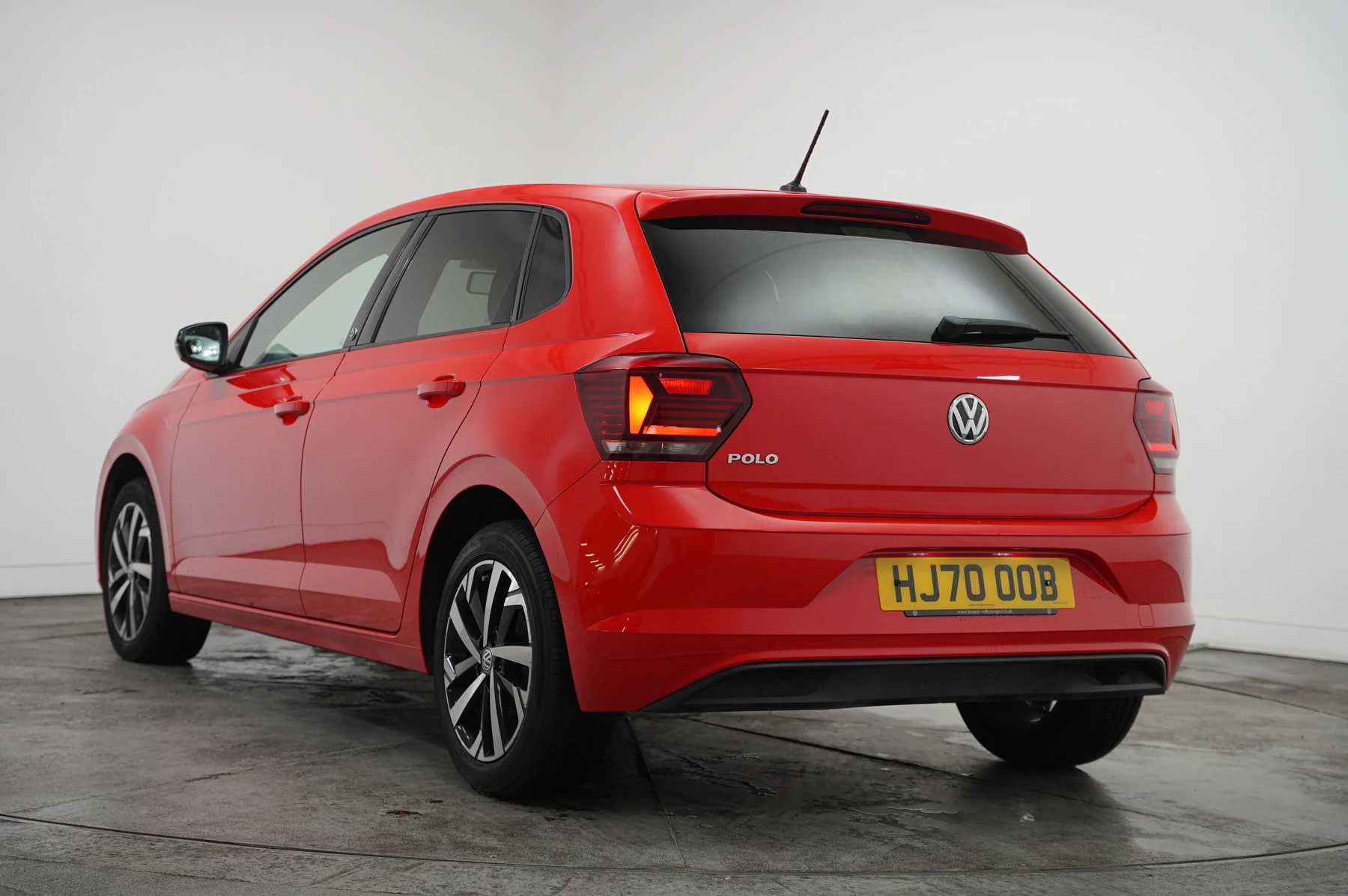 Volkswagen-Polo-image-2