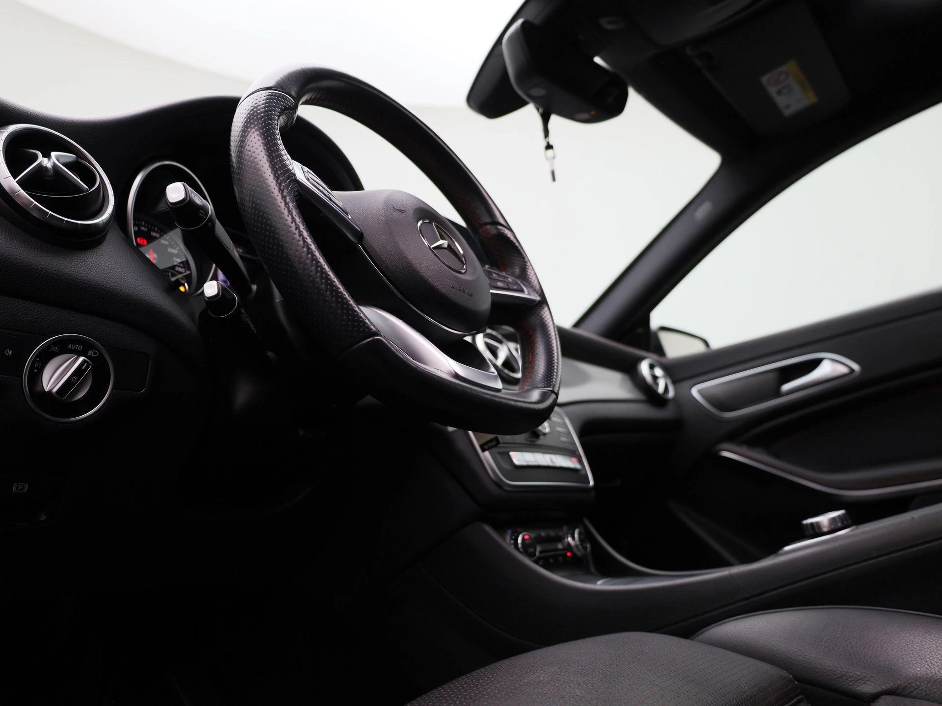 Mercedes-Benz-CLA-image-36