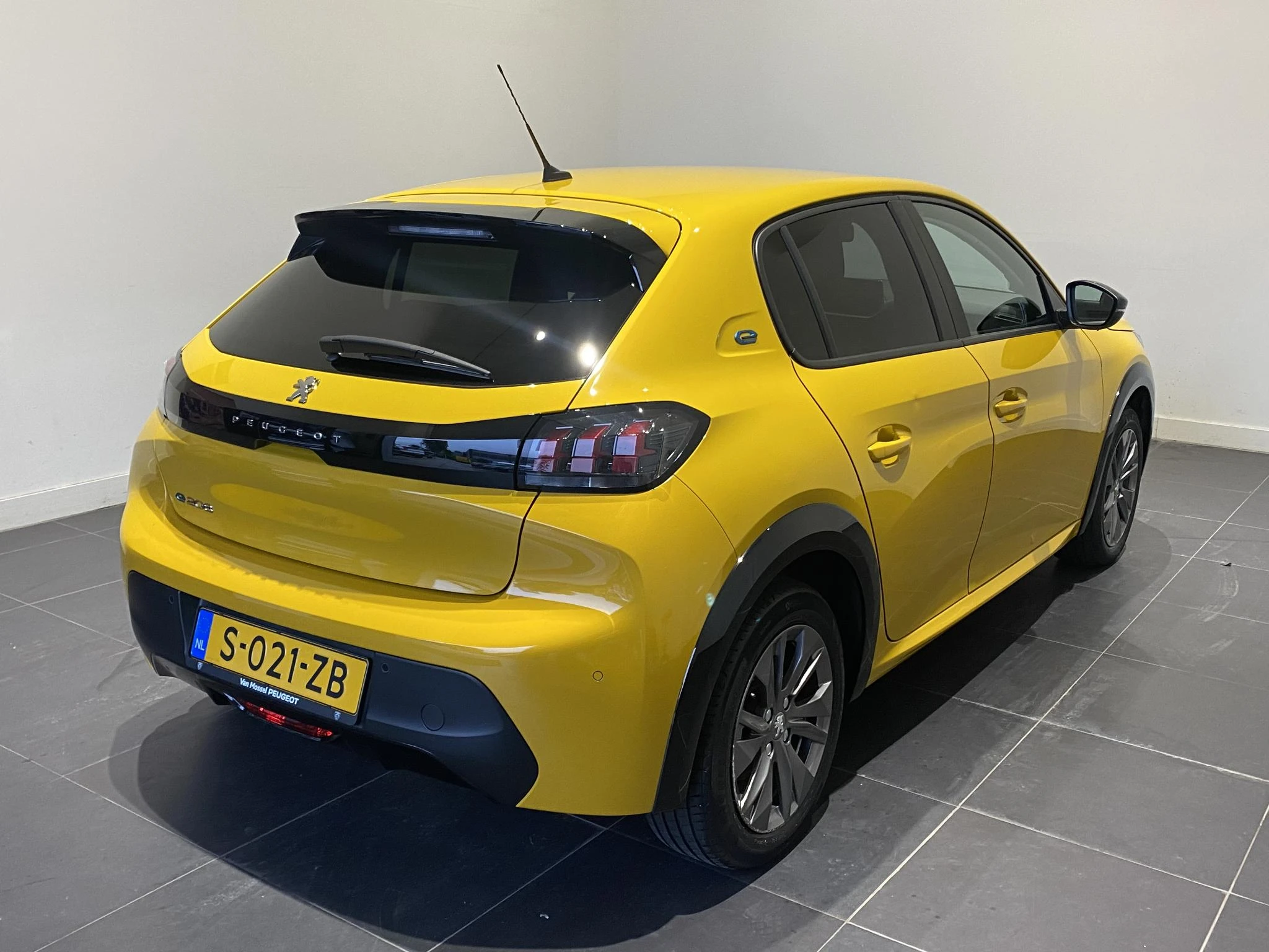 Peugeot-e-208-image-34