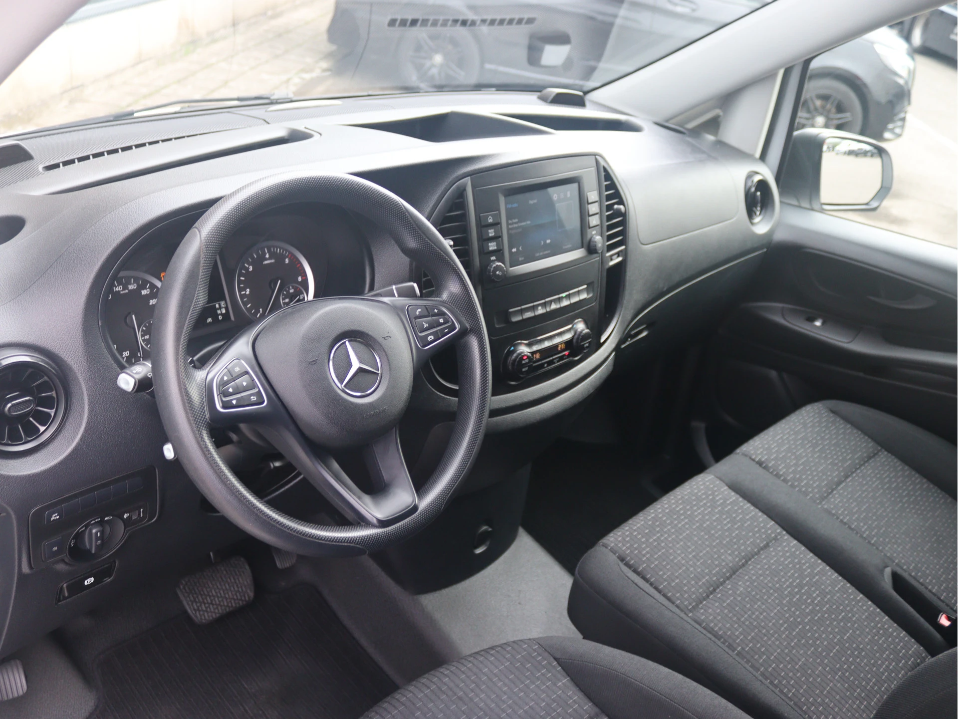 Mercedes-Benz-Vito-image-3