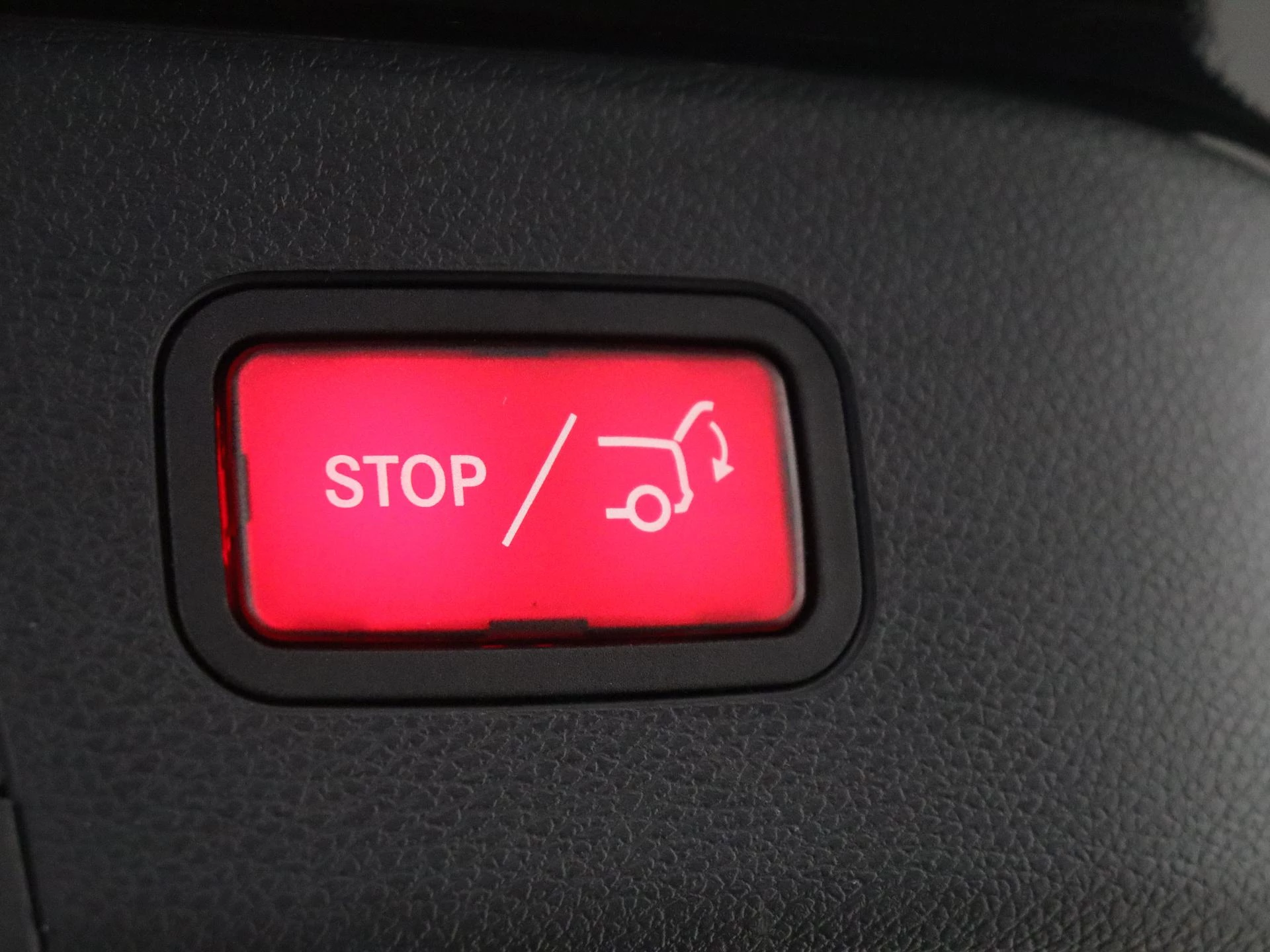Mercedes-Benz-EQC-image-34