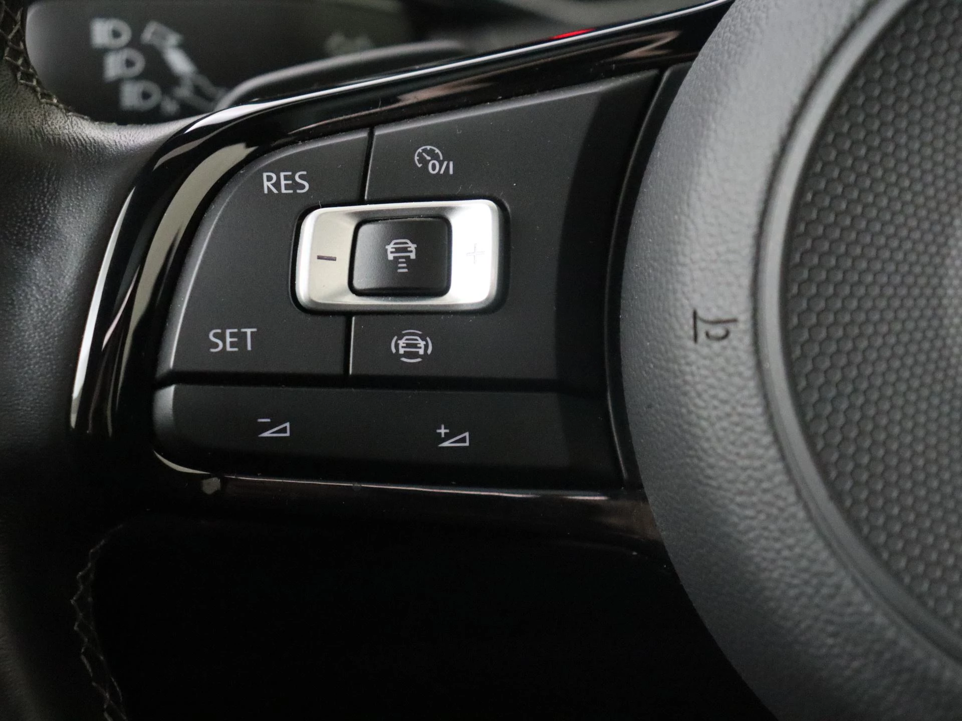 Volkswagen-T-Roc-image-12