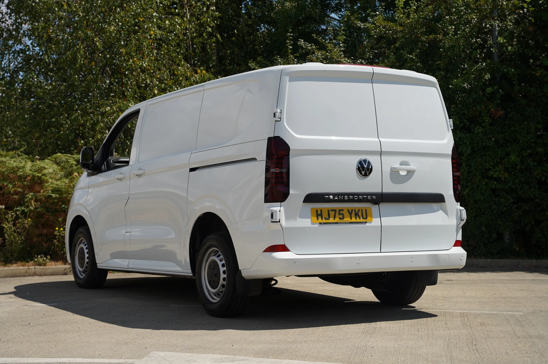 Volkswagen-Transporter-image-2