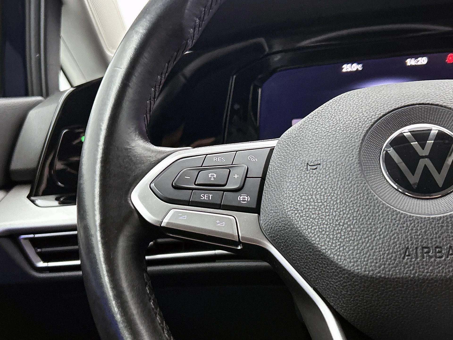 Volkswagen-Golf-image-5