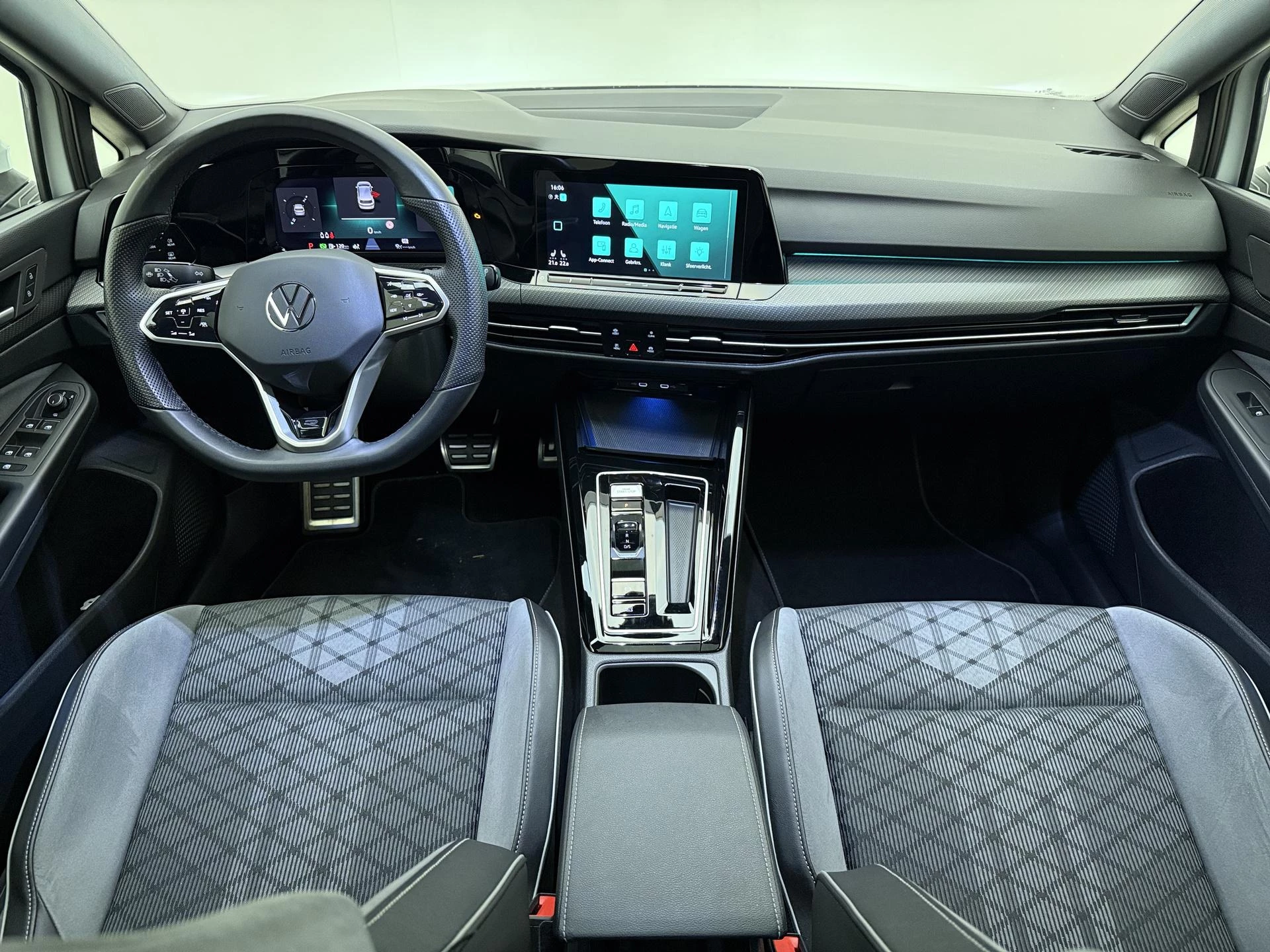 Volkswagen-Golf-image-12