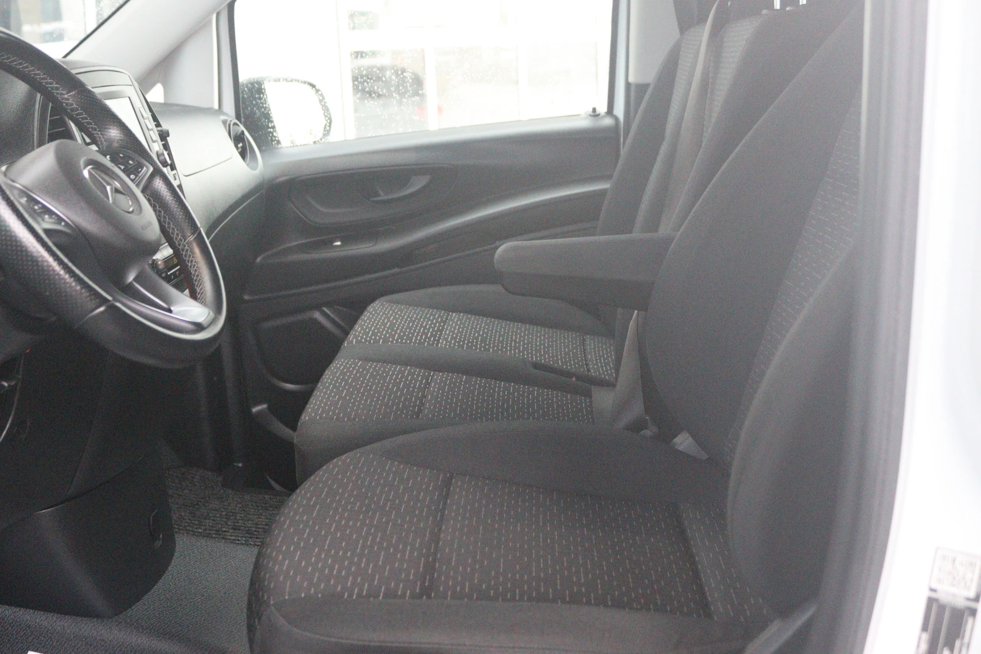 Mercedes-Benz-Vito-image-4