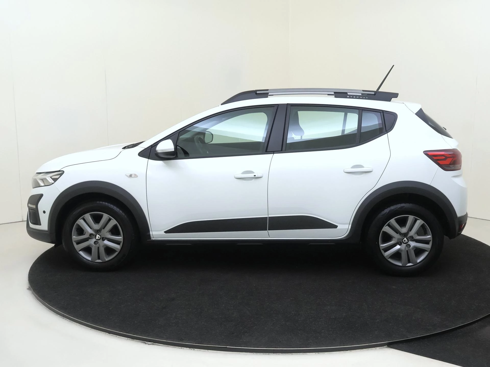 Dacia-Sandero Stepway-image-3