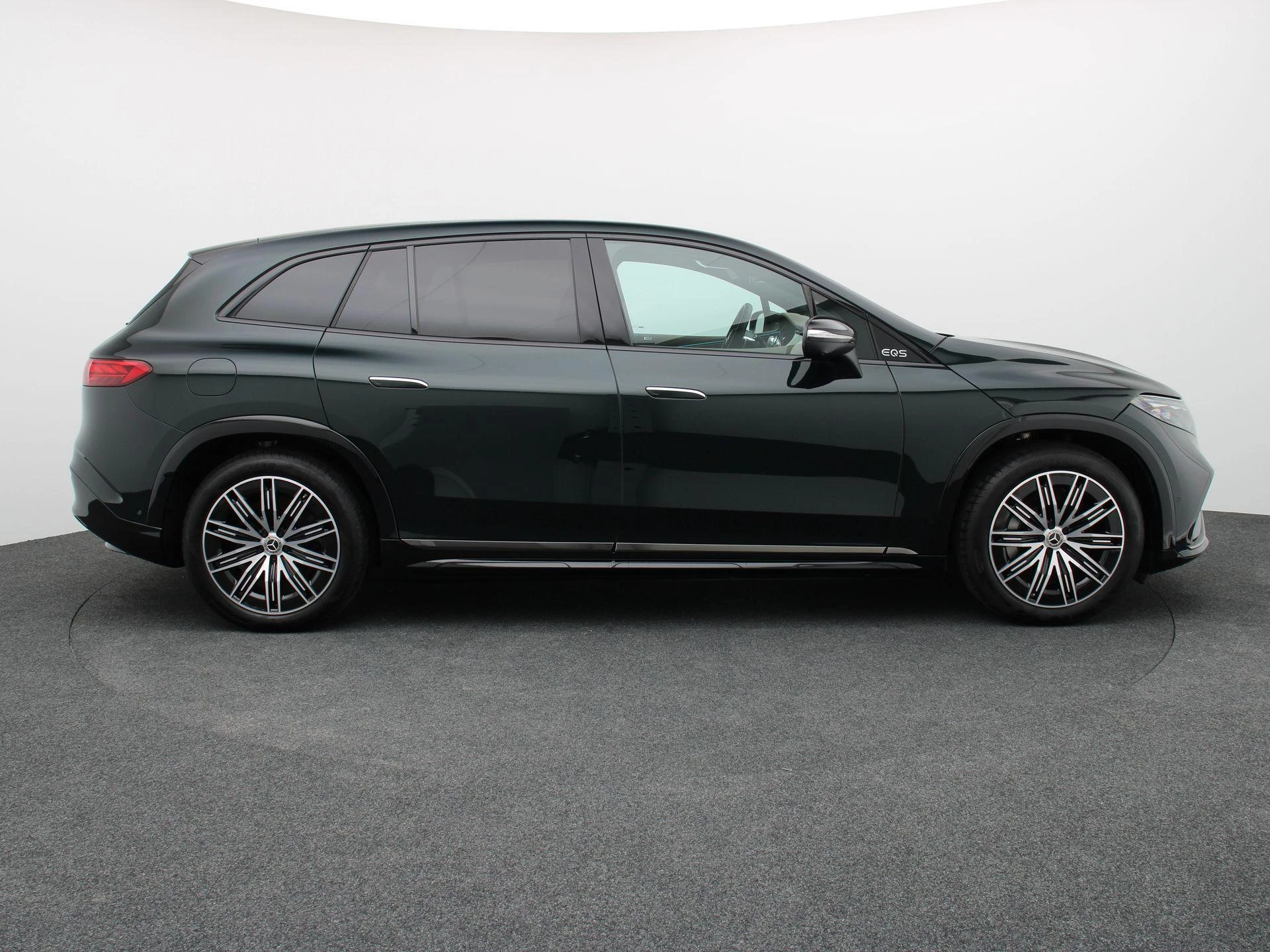 Mercedes-Benz-EQS-image-5